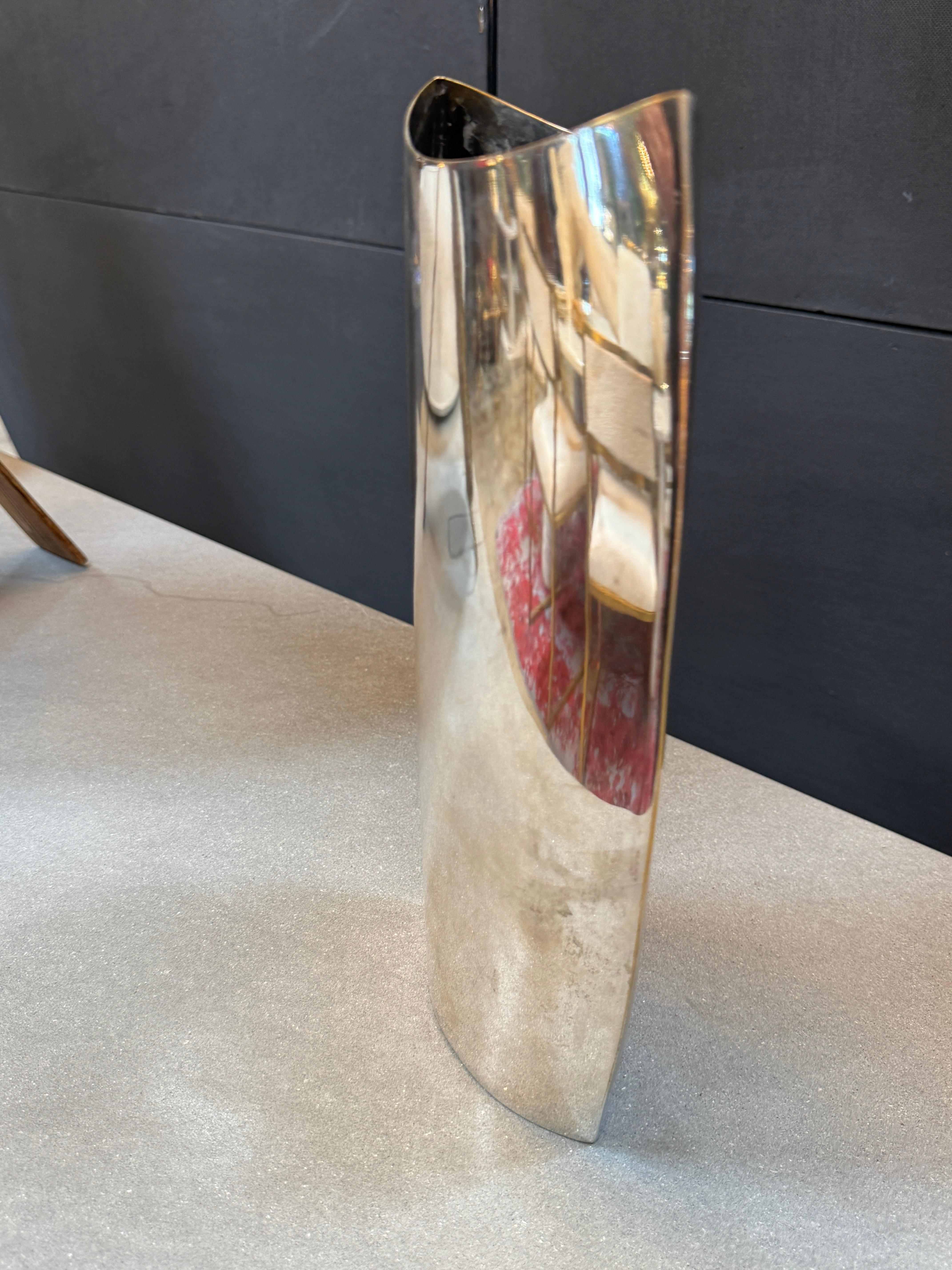 Vaso scultoreo modernista placcato in argento In condizioni buone in vendita a Los Angeles, CA