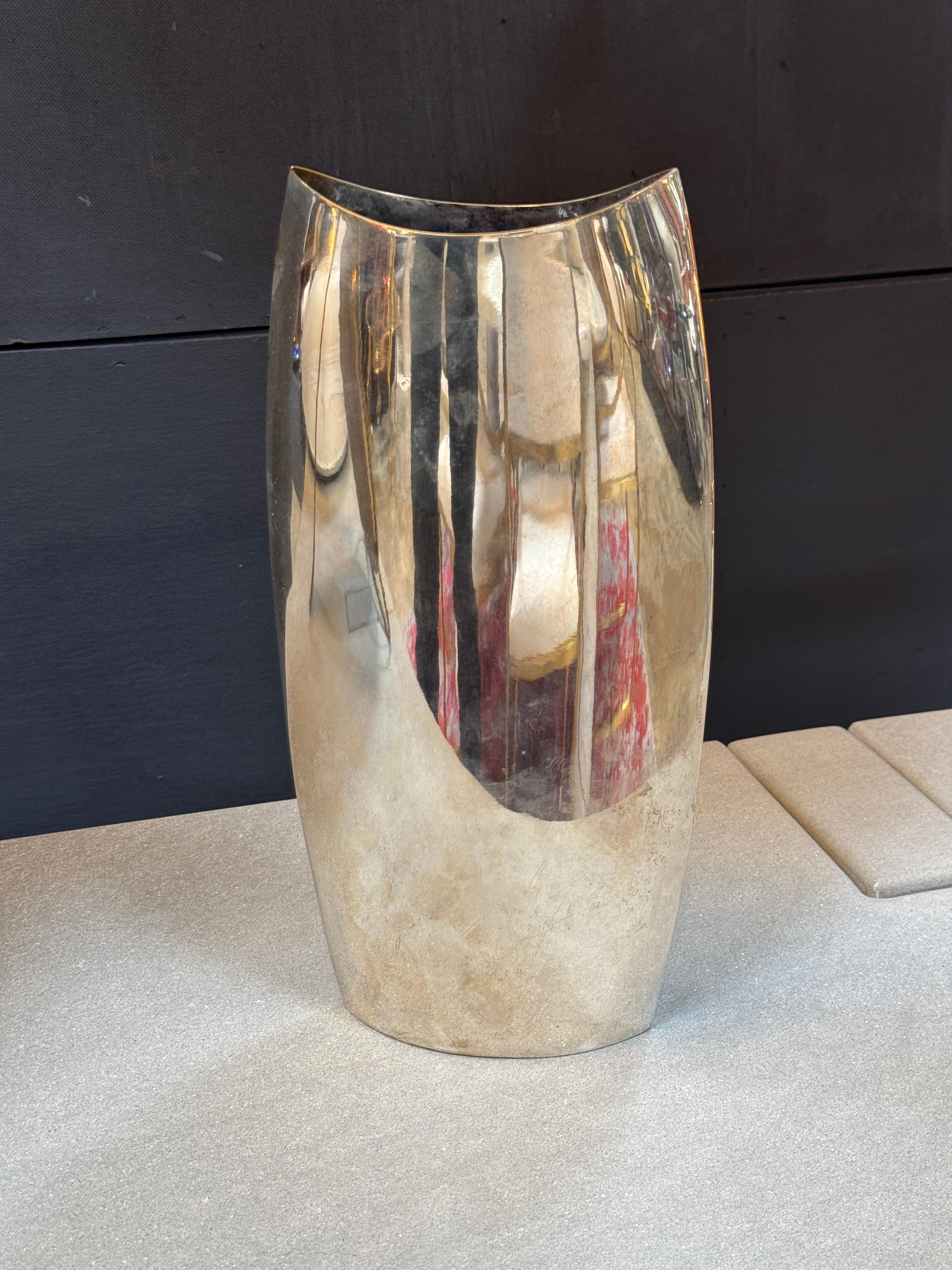 Metà XX secolo Vaso scultoreo modernista placcato in argento in vendita