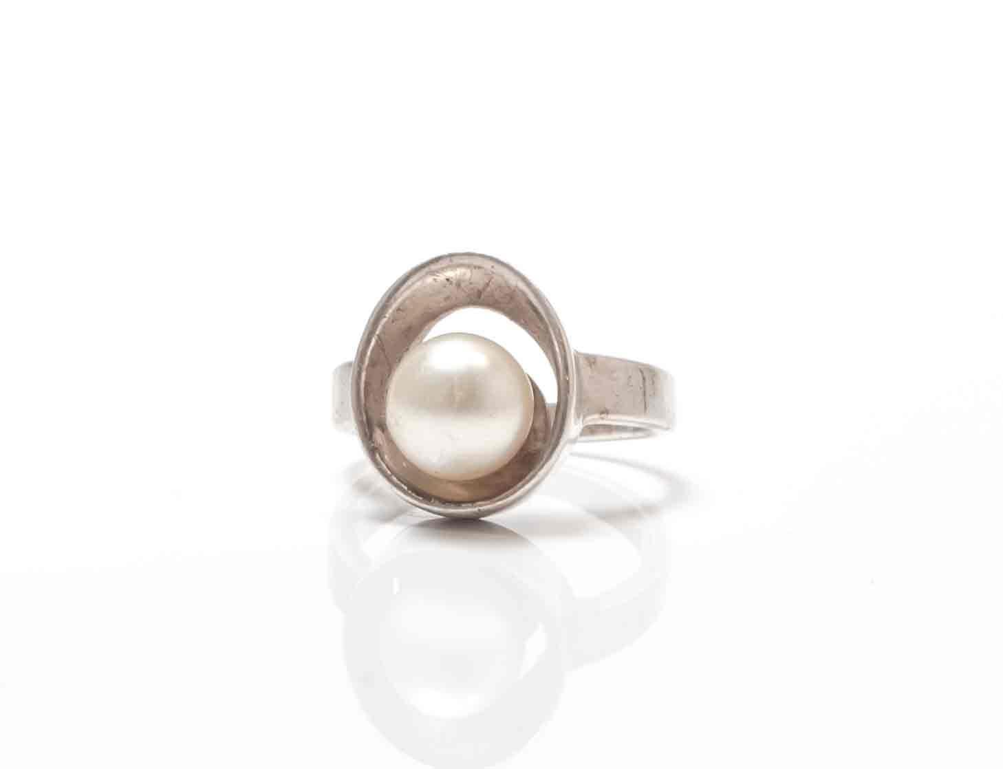 Sublime and skillfully designed vintage silver ring with a natural akoya pearl. Designed and made in Norway from ca 1960s second half.  The ring is in very good vintage condition with no structural imperfections. 