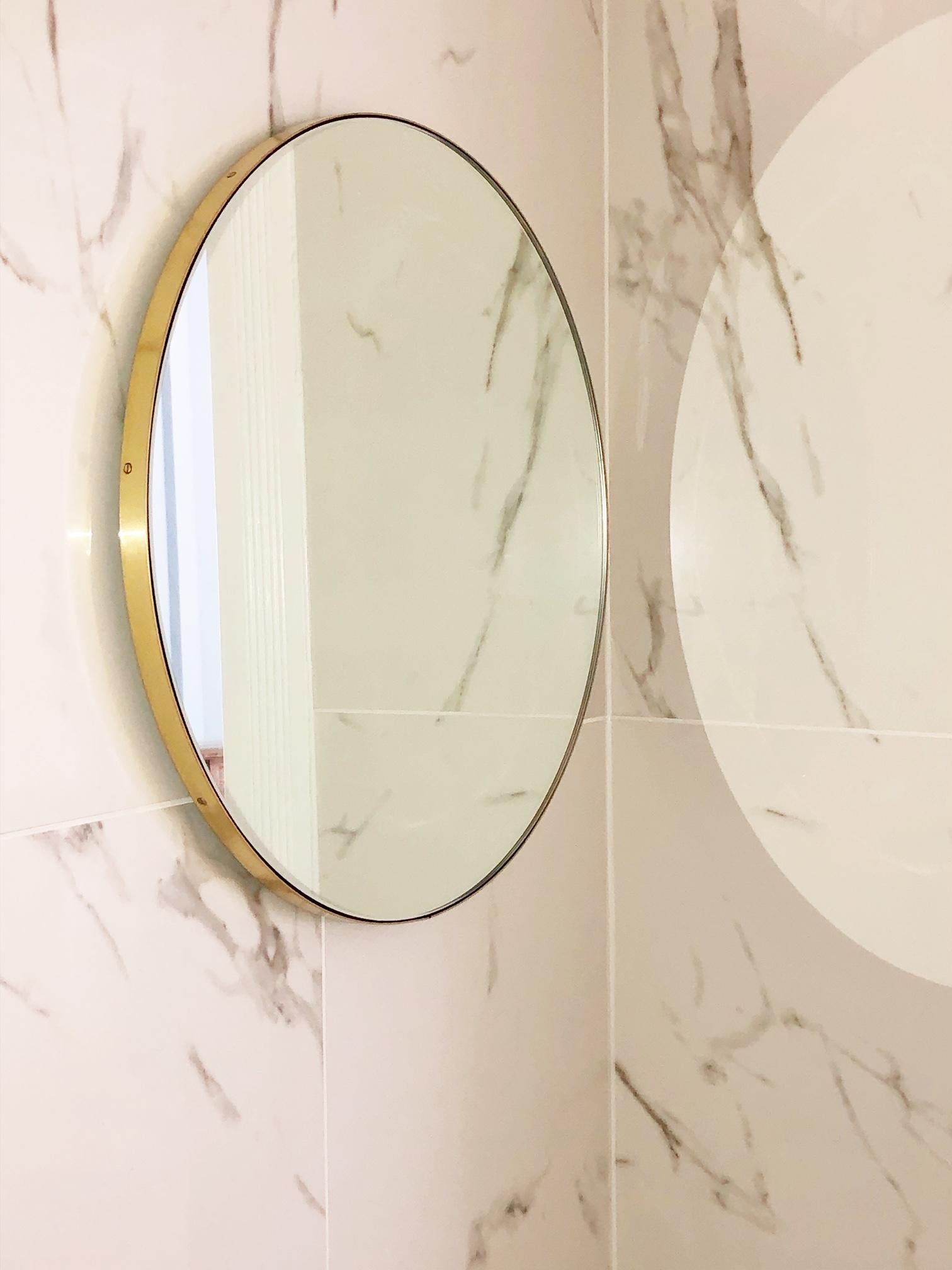 Laiton Miroir rond minimaliste contemporain Orbis avec cadre en laiton, moyen en vente