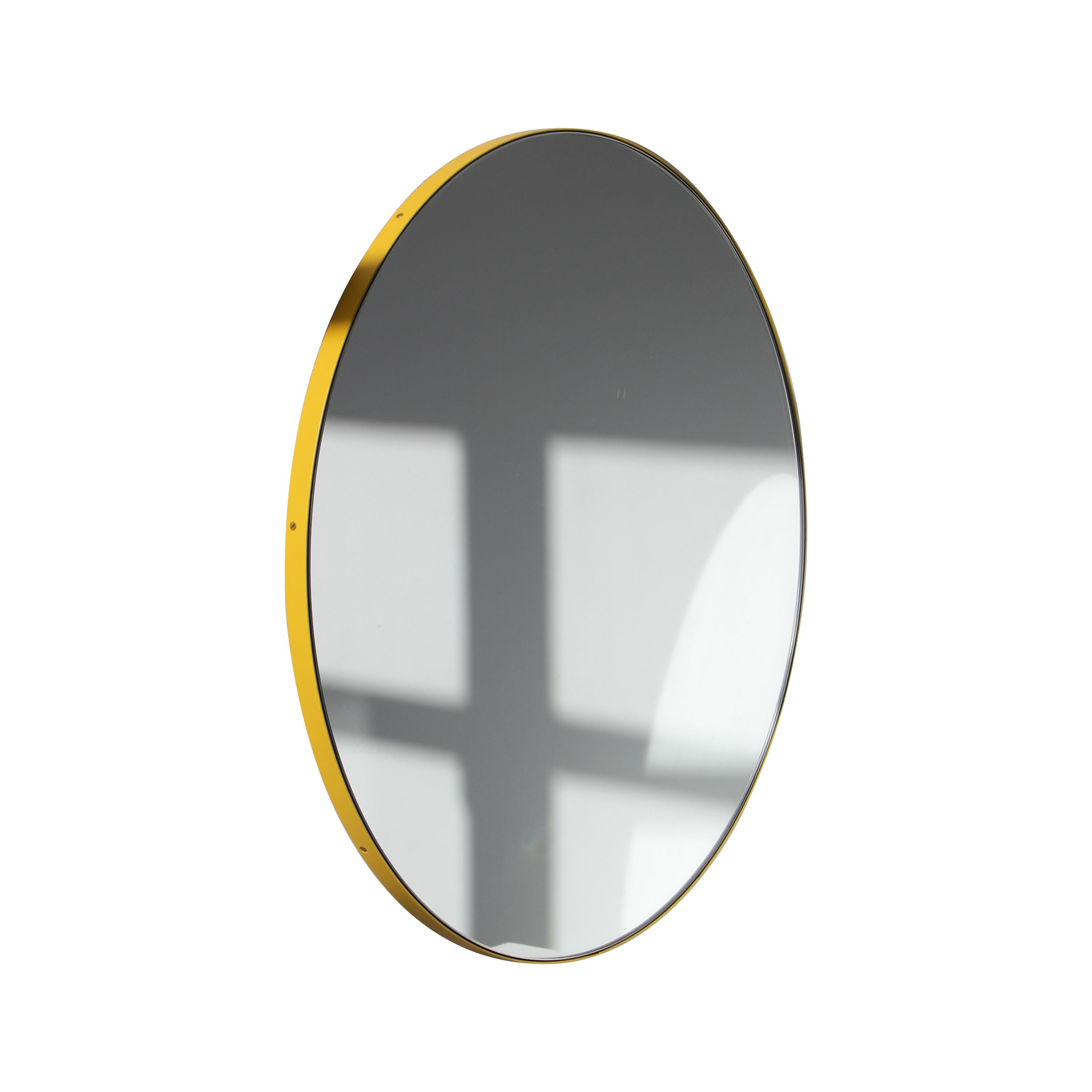 Miroir rond moderne fabriqué à la main Orbis avec cadre jaune, moyen en vente
