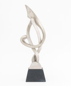 Escultura abstracta de formas libres de estilo modernista, con acabado plateado