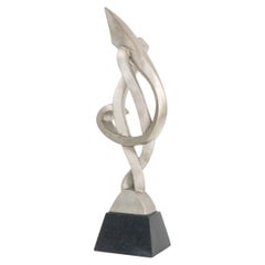 Escultura abstracta de formas libres de estilo modernista, con acabado plateado