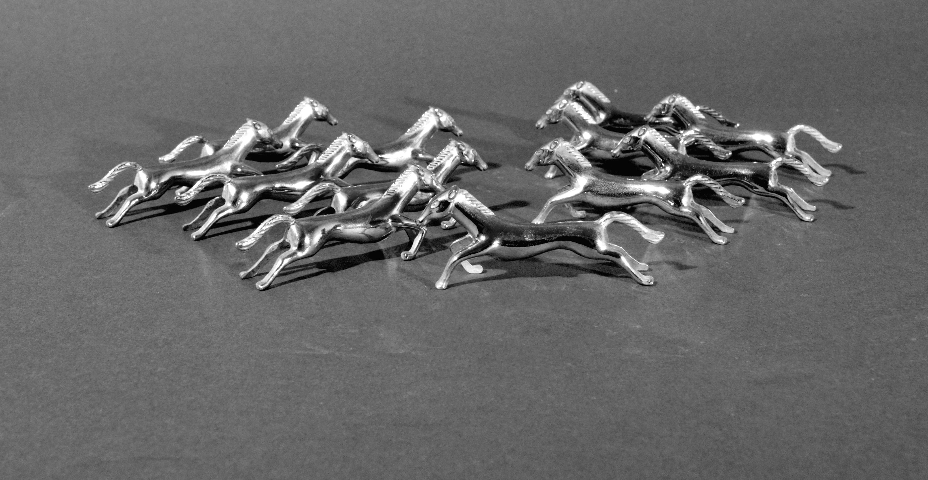 Metallo Poggiacoltelli modernista a forma di cavallo argentato - Set di dodici pezzi in vendita