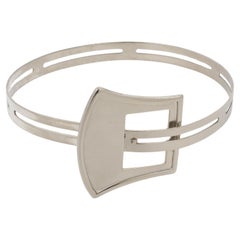 Collier rigide en métal argenté moderniste avec design de boucle de ceinture