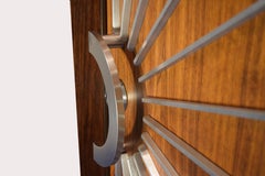 Porte d'entrée simple moderniste en noyer, fabriquée sur commande