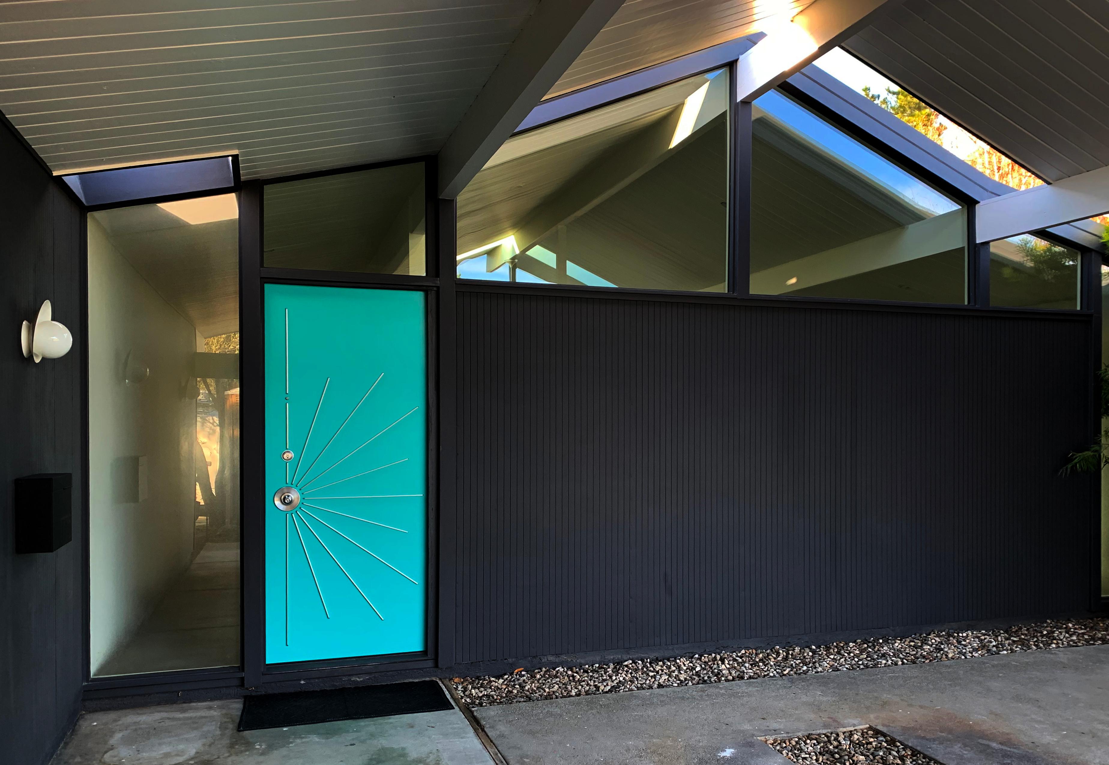 Modernistische Einzel-Eingangstür auf Bestellung in Nussbaum gefertigt (21. Jahrhundert und zeitgenössisch) im Angebot