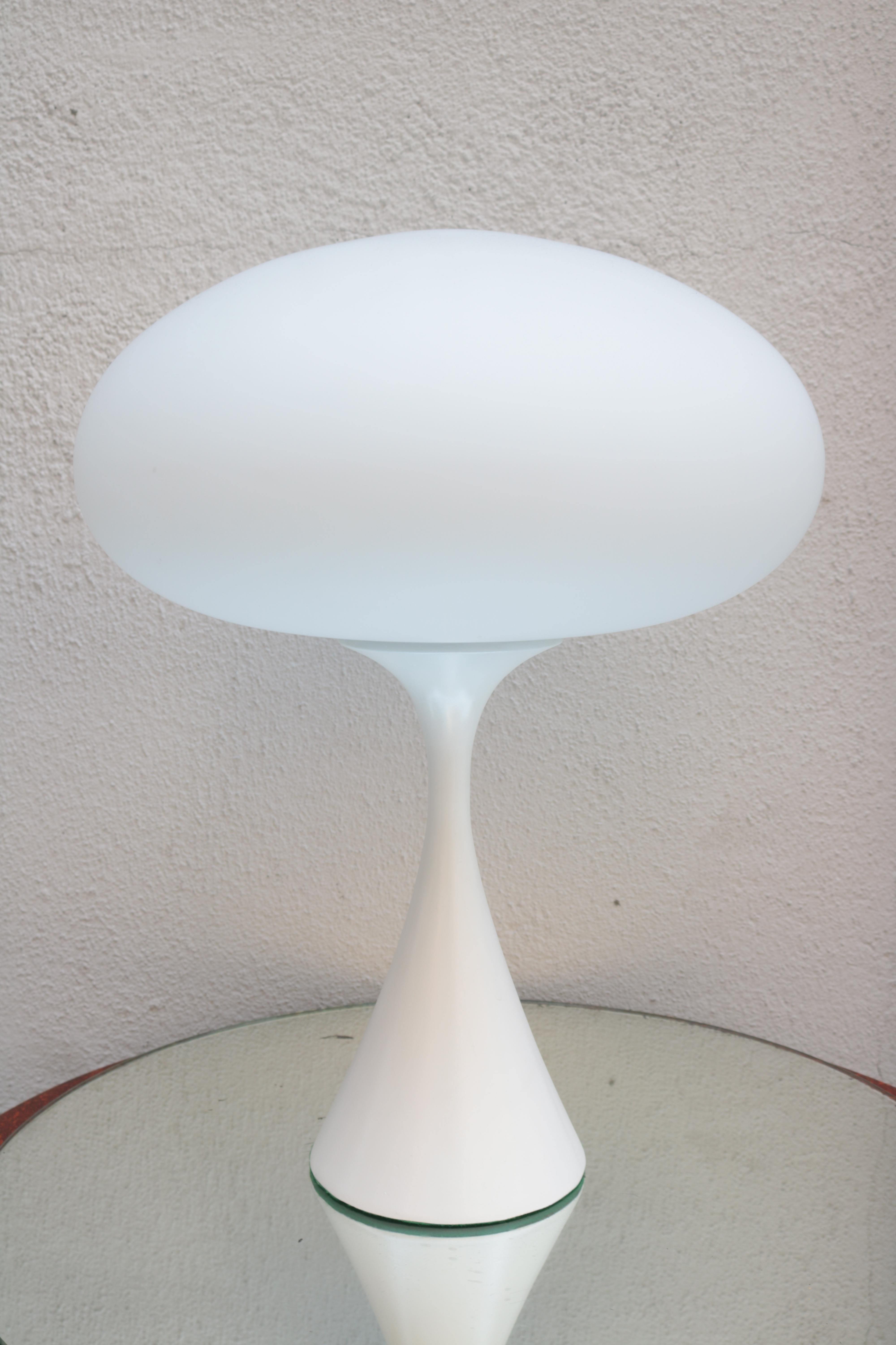 Lampe de table moderniste de Laurel.
Métal émaillé et abat-jour en verre dépoli.
 