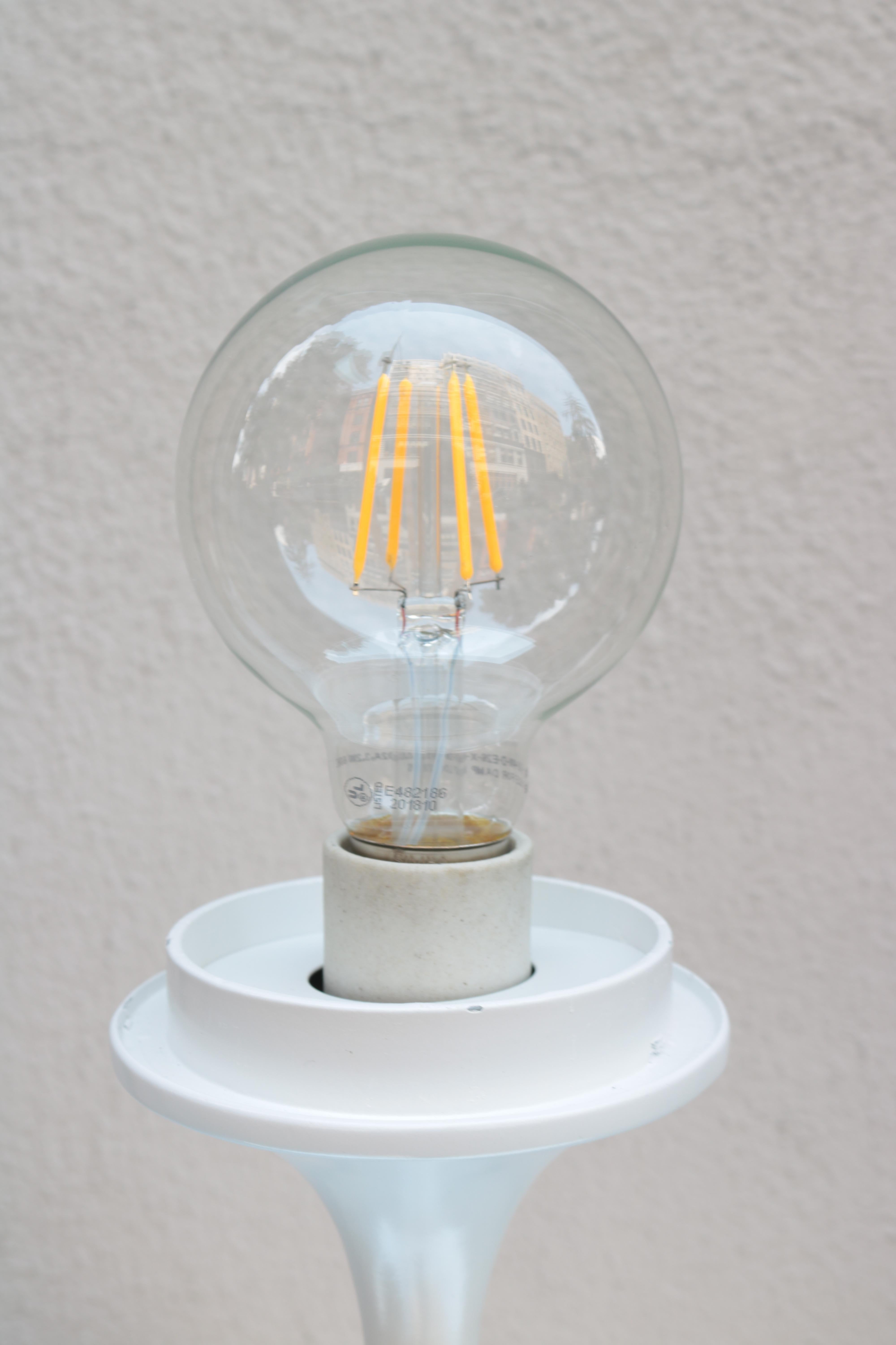 Émaillé Lampe de table simple moderniste par Laurel en vente