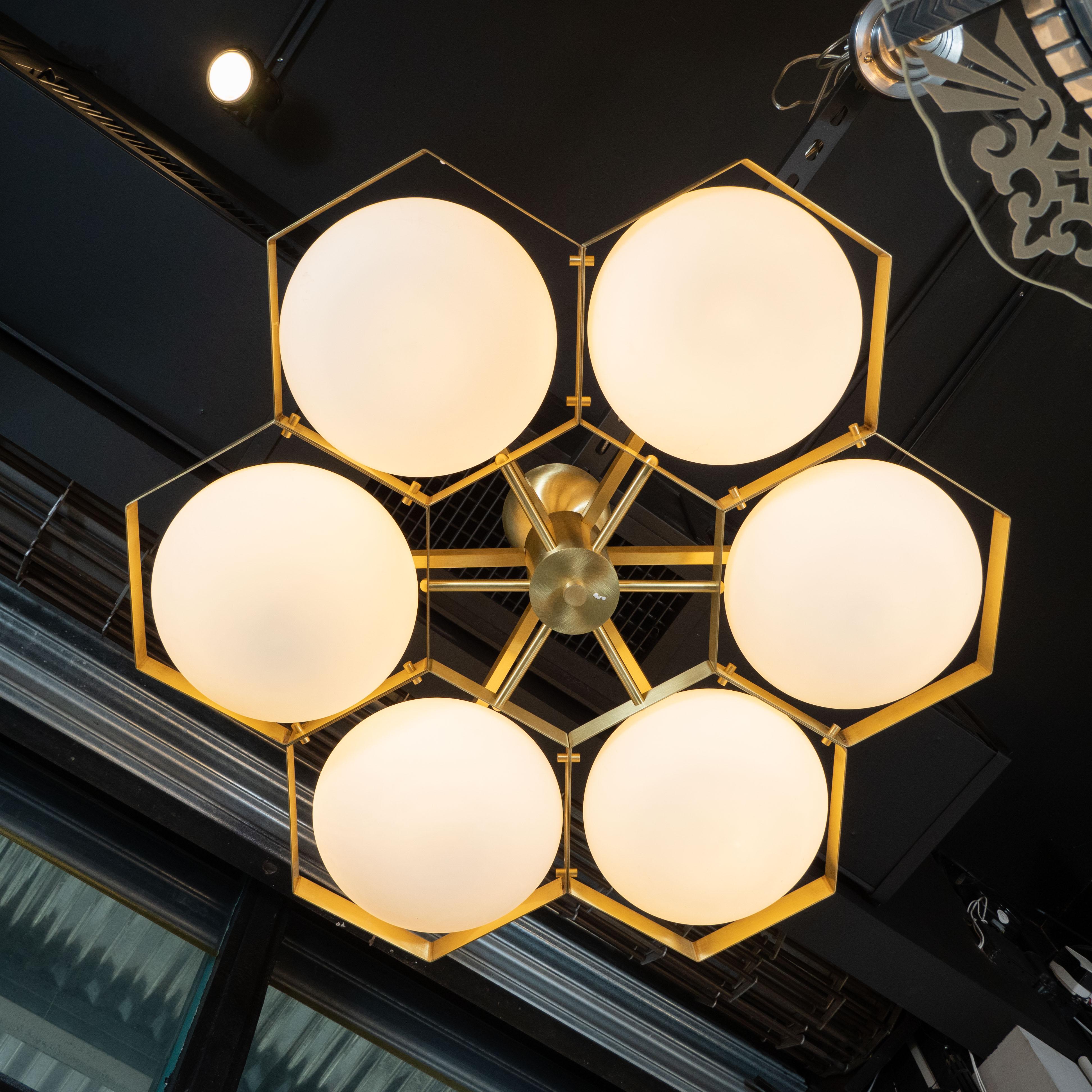 Sechsarmiger modernistischer Kronleuchter aus Messing und mundgeblasenem Murano „Honeycomb“, Einbaubeleuchtung (Mattiert) im Angebot