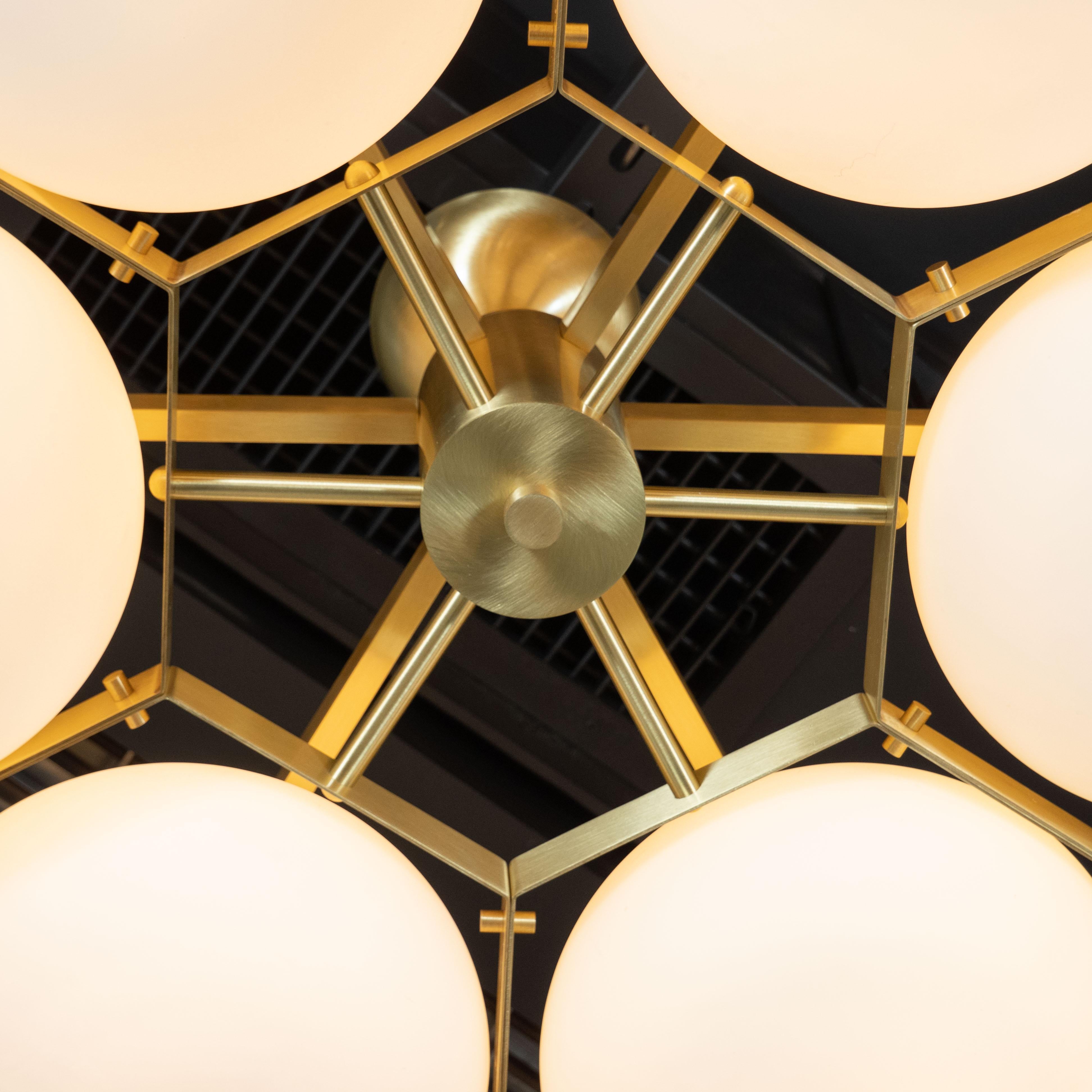 Sechsarmiger modernistischer Kronleuchter aus Messing und mundgeblasenem Murano „Honeycomb“, Einbaubeleuchtung im Zustand „Hervorragend“ im Angebot in New York, NY