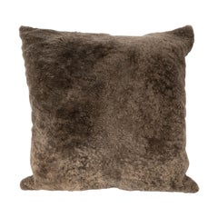 Oreiller carré Modernist Slate Umber en peau de mouton et daim de luxe