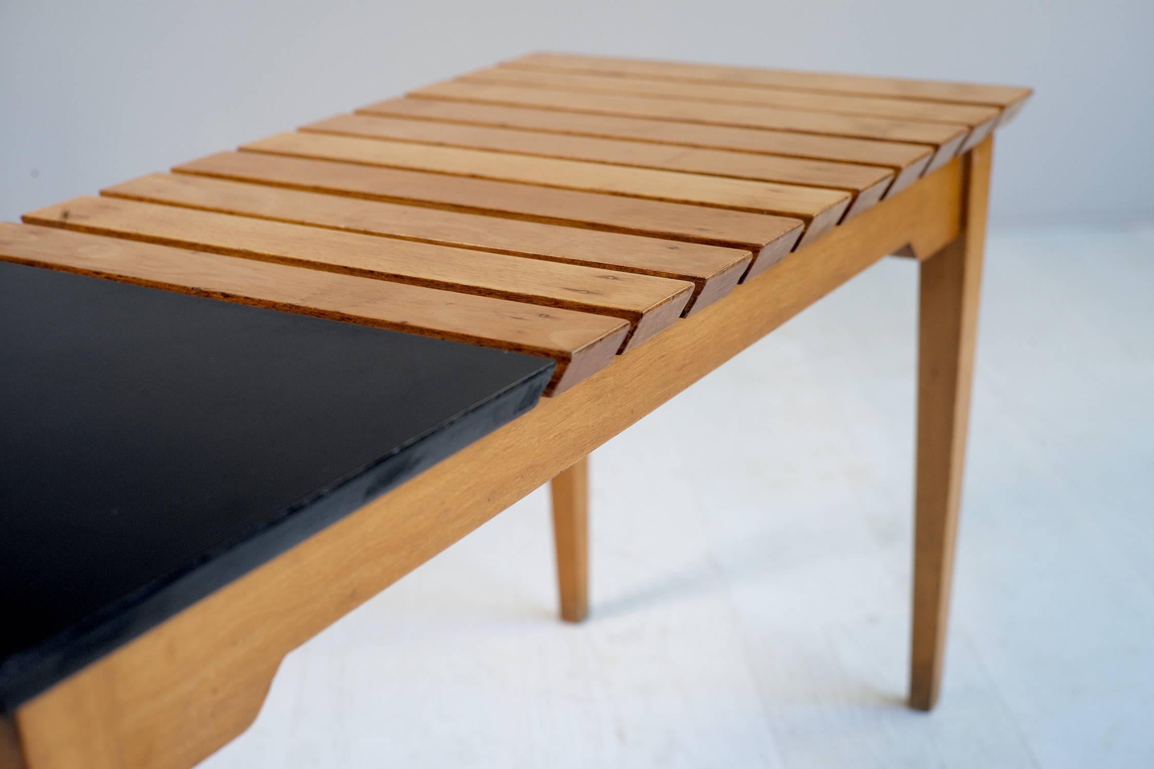 Rare table / slatted bench attributed to André Simard, France, 1950. Legs and slats in oiled natural beech, black formica tablet. The sober design alternates obviously and chamfer, natural wood and black formica. Very nice state of origin. Its