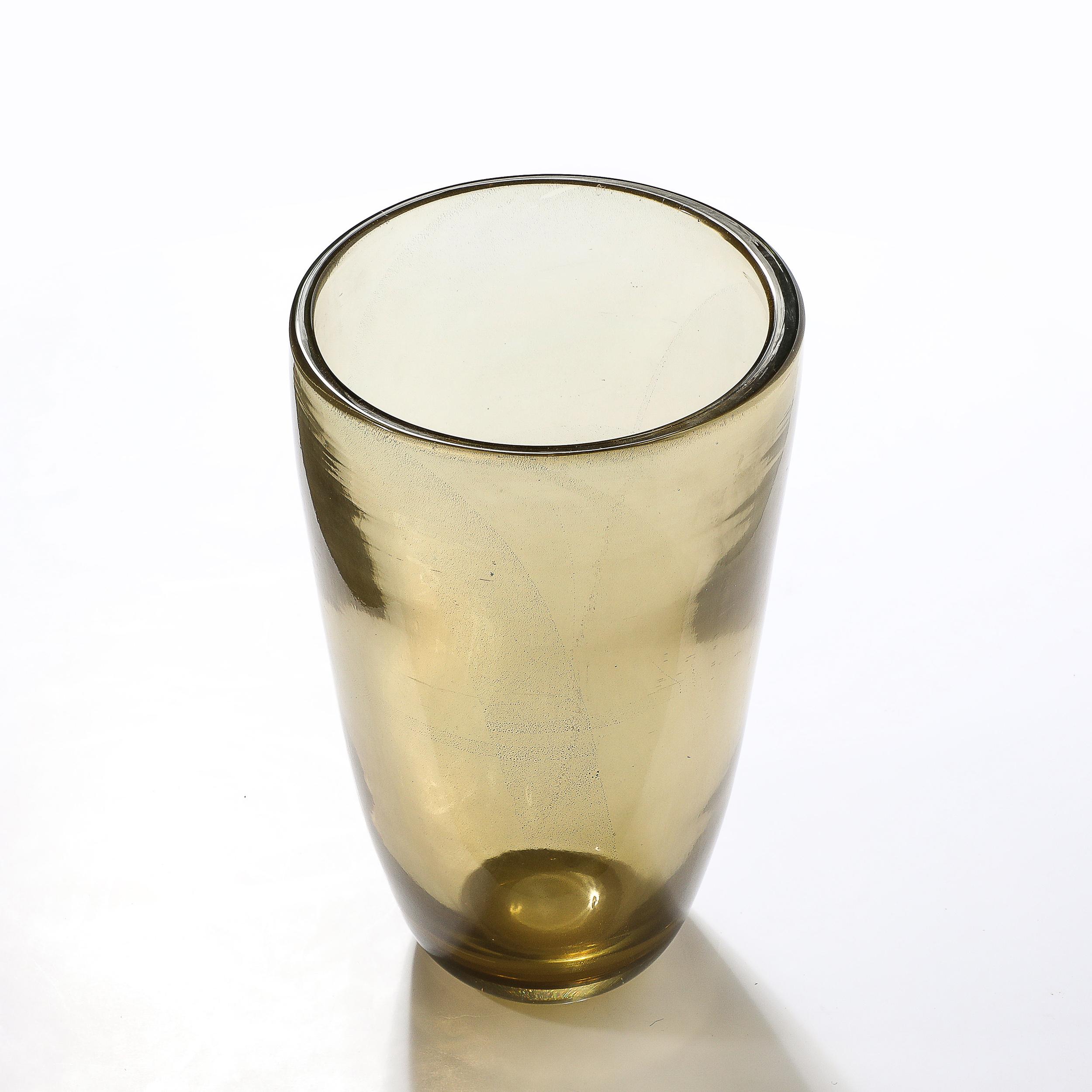 Questo sorprendente vaso modernista in vetro di Murano soffiato a mano in ambra fumé proviene dall'Italia del XXI secolo. Presenta una forma minimale e arrotondata con una leggera affusolatura in grande scala, resa in una seducente tonalità ambra