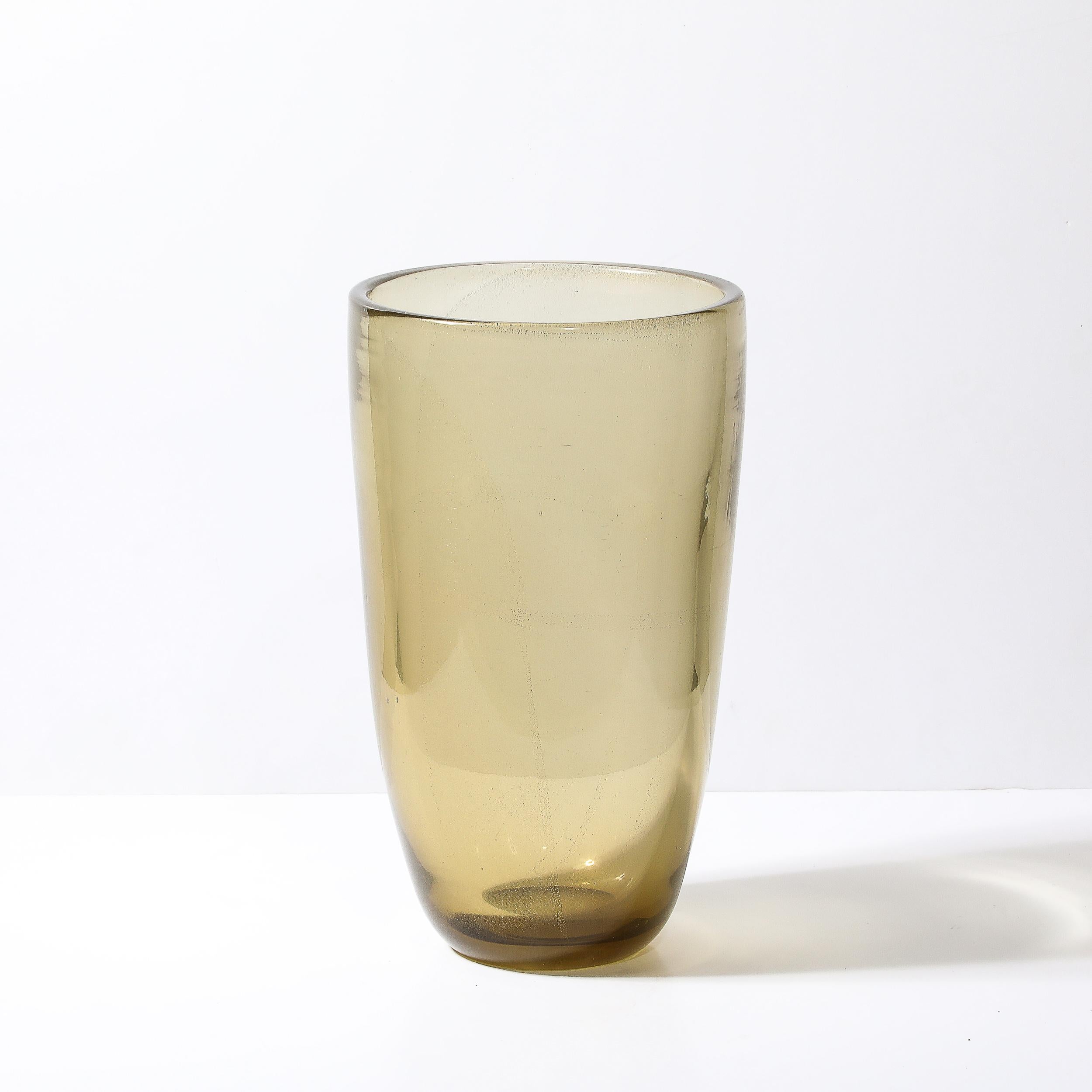 Italiano Vaso modernista in vetro di Murano soffiato a mano color ambra fumé in vendita