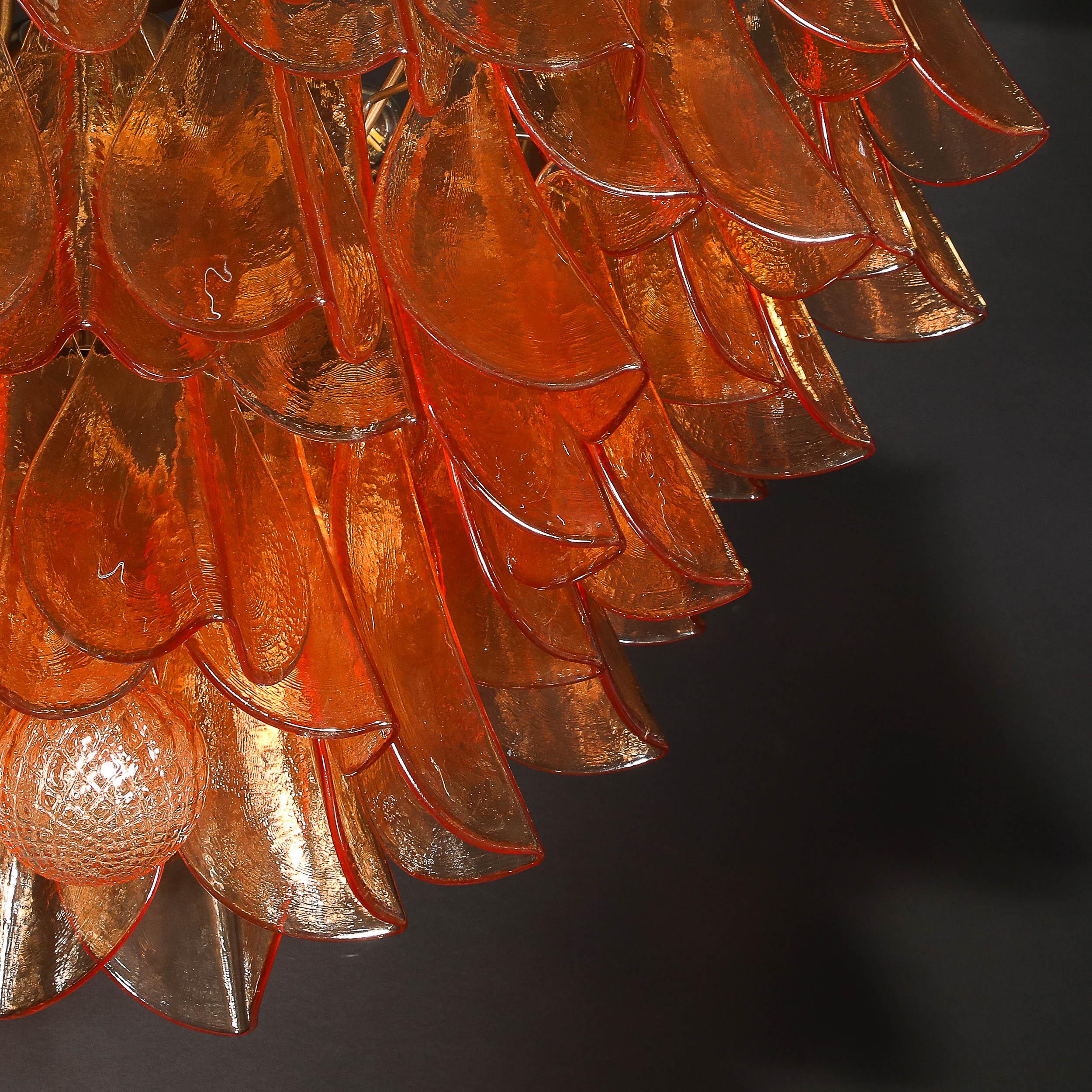 Lampadario modernista in vetro di Murano color albicocca fumé e bronzo strofinato a olio con piume in vendita 7