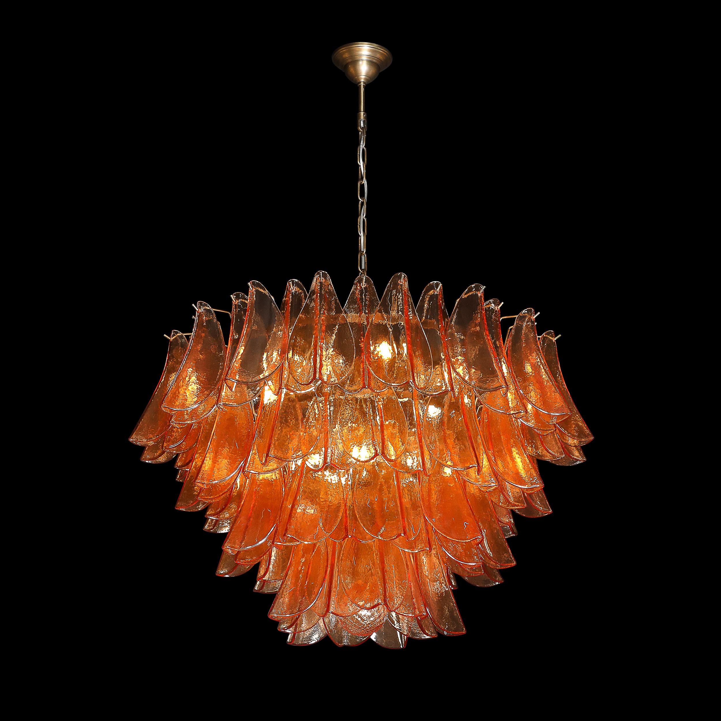 Dieser auffallende modernistische Kronleuchter aus mundgeblasenem Murano-Glas in einem durchscheinenden, geräucherten Apricot-Farbton mit Beschlägen aus ölgeriebener Bronze, der von Murano-Glaskünstlern mundgeblasen wurde, ist ein Zeugnis der
