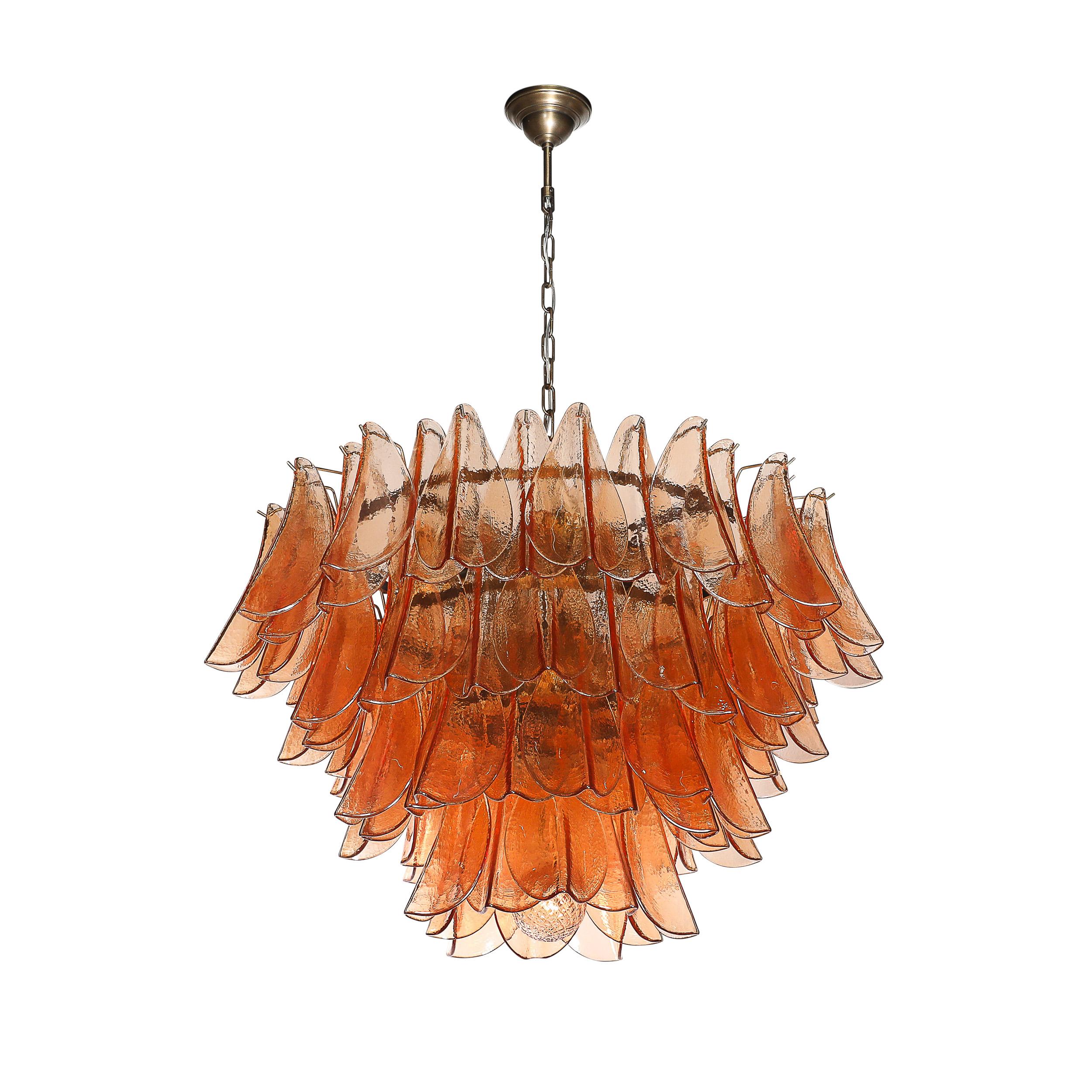 Moderno Lampadario modernista in vetro di Murano color albicocca fumé e bronzo strofinato a olio con piume in vendita