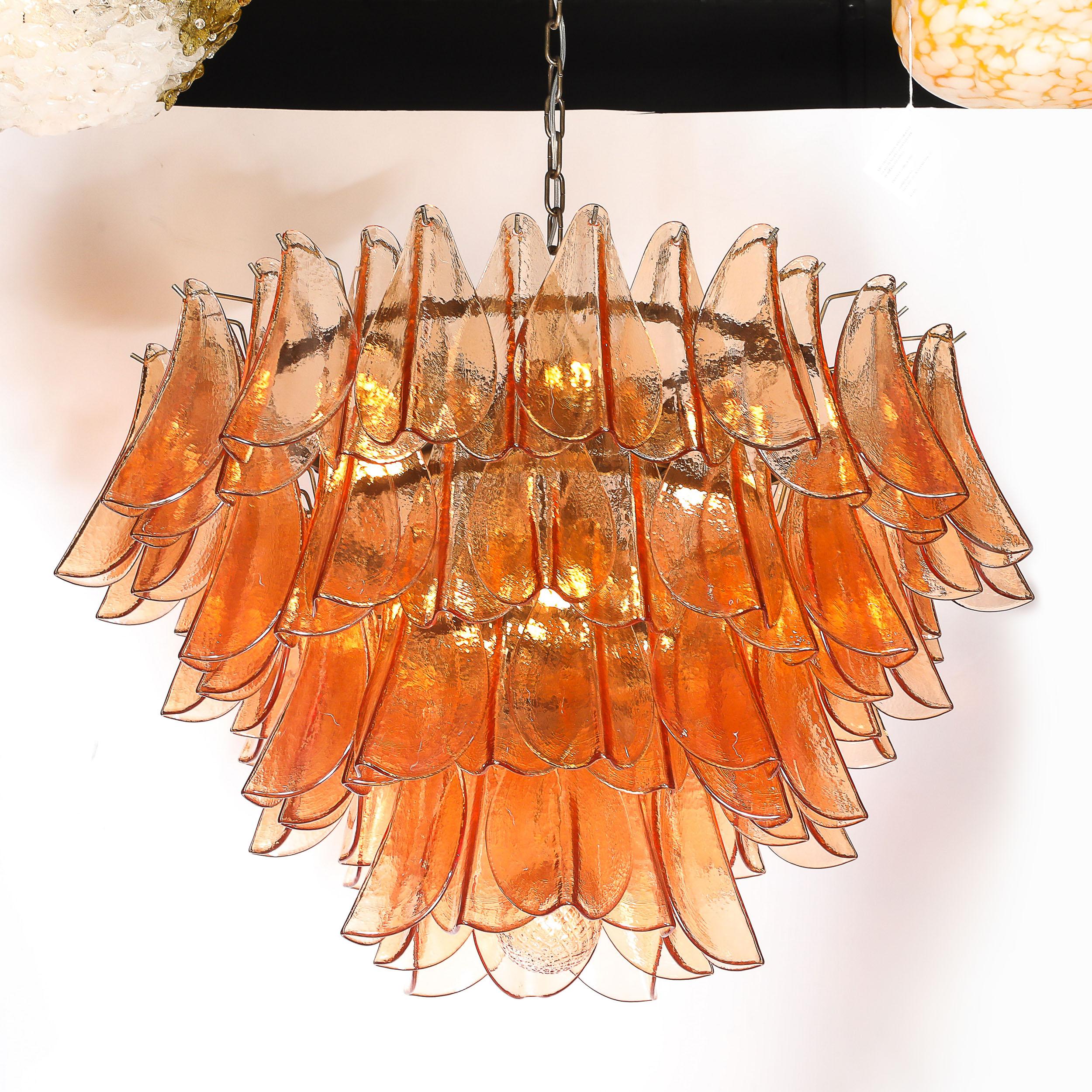 Italiano Lampadario modernista in vetro di Murano color albicocca fumé e bronzo strofinato a olio con piume in vendita