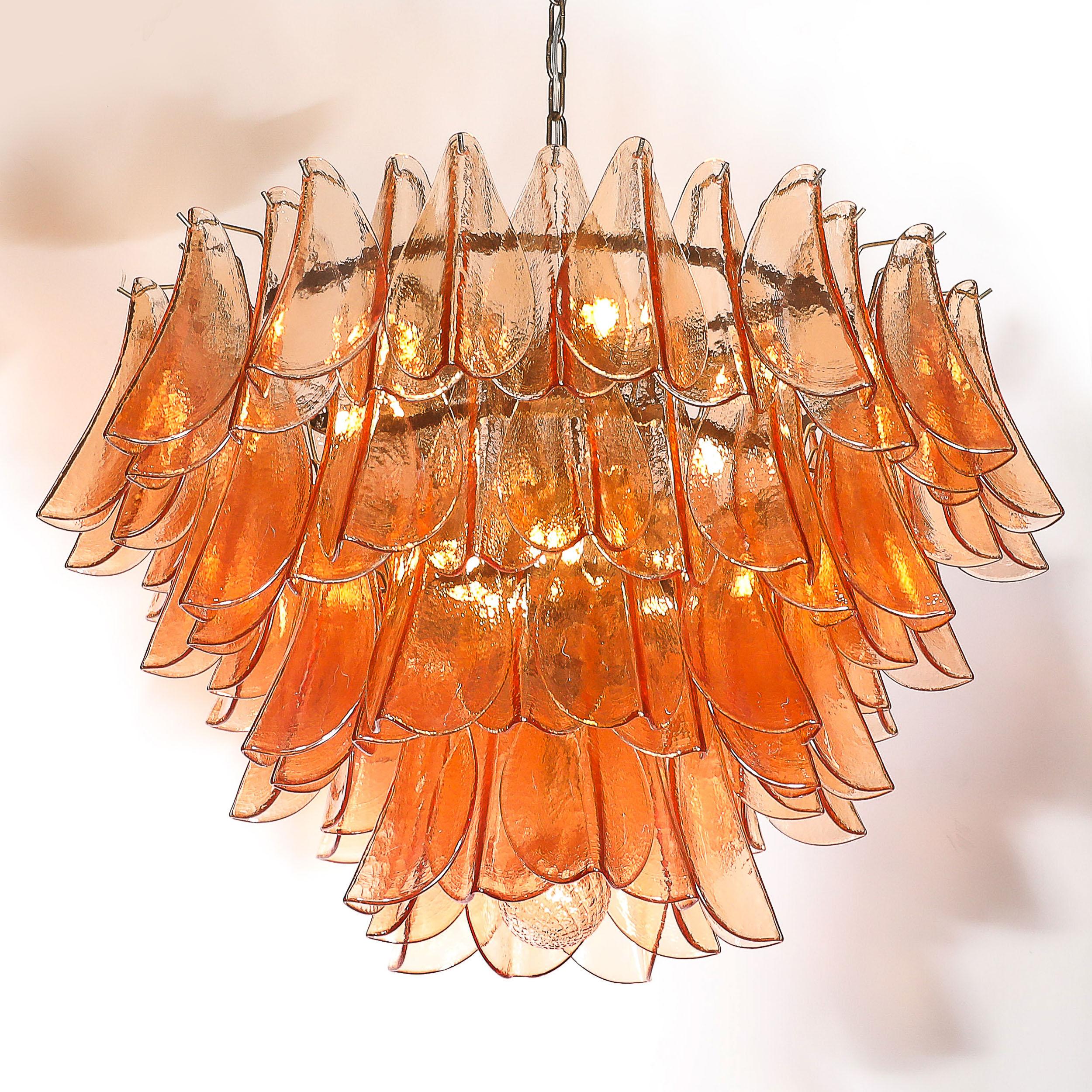 XXI secolo e contemporaneo Lampadario modernista in vetro di Murano color albicocca fumé e bronzo strofinato a olio con piume in vendita