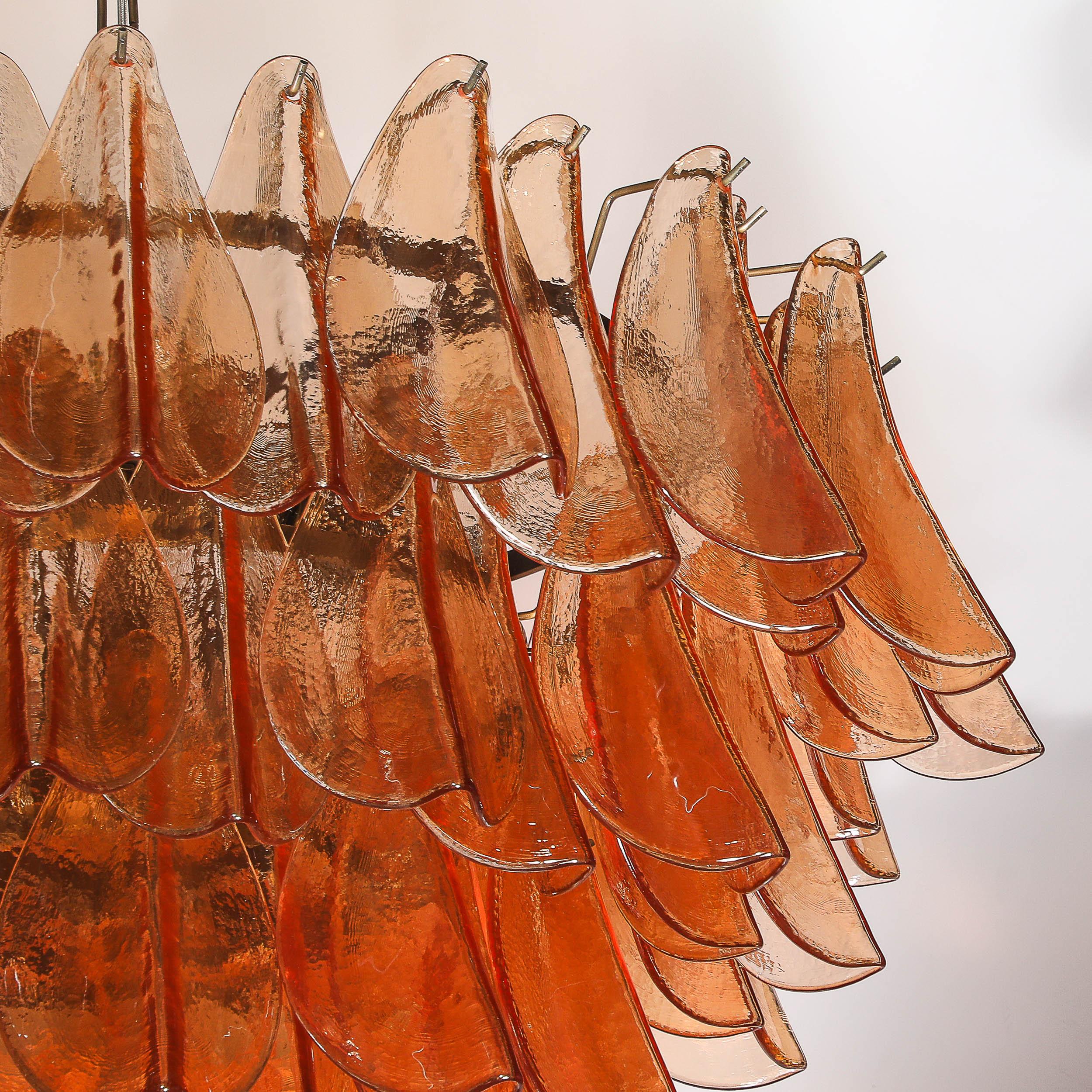 Lampadario modernista in vetro di Murano color albicocca fumé e bronzo strofinato a olio con piume in vendita 2