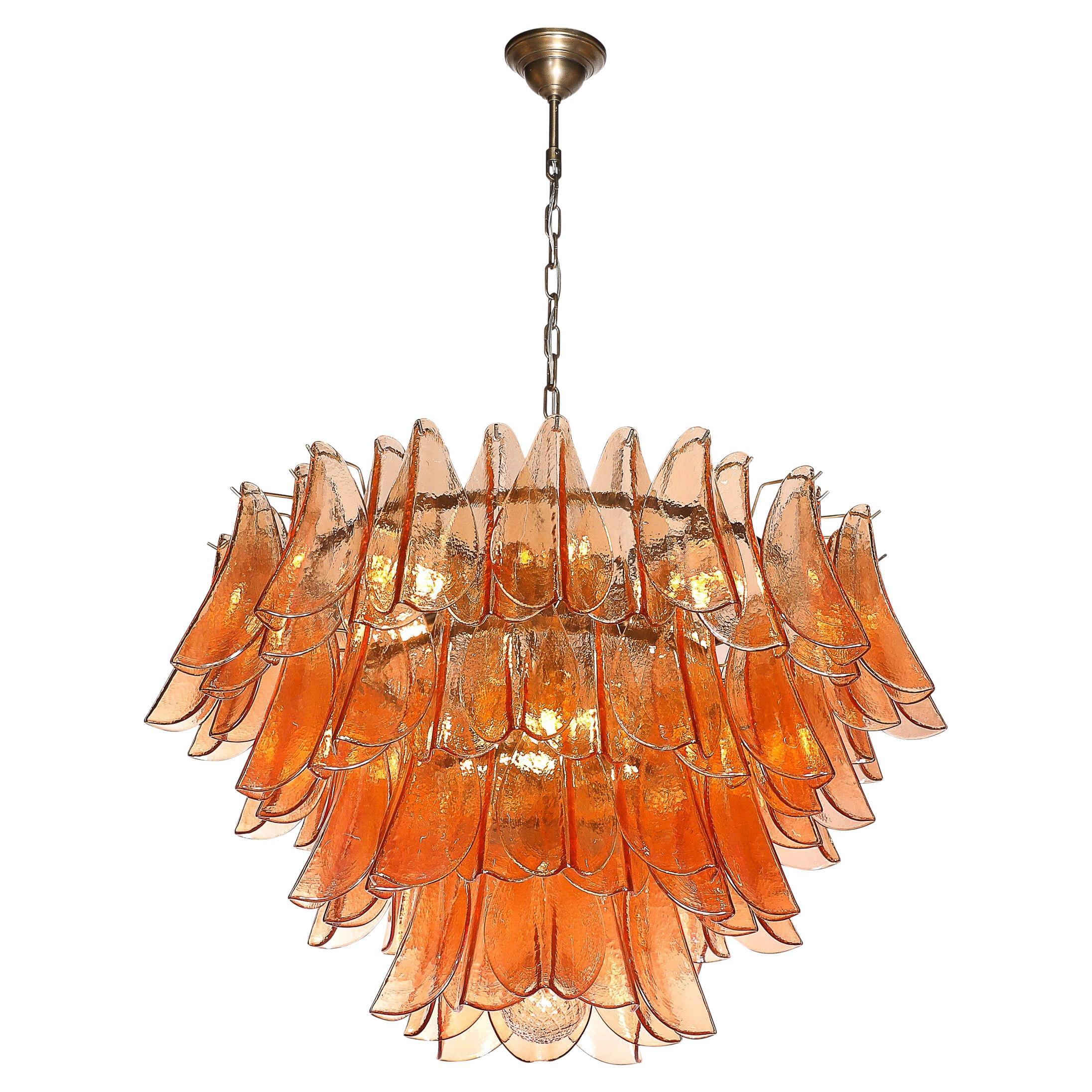 Lampadario modernista in vetro di Murano color albicocca fumé e bronzo strofinato a olio con piume