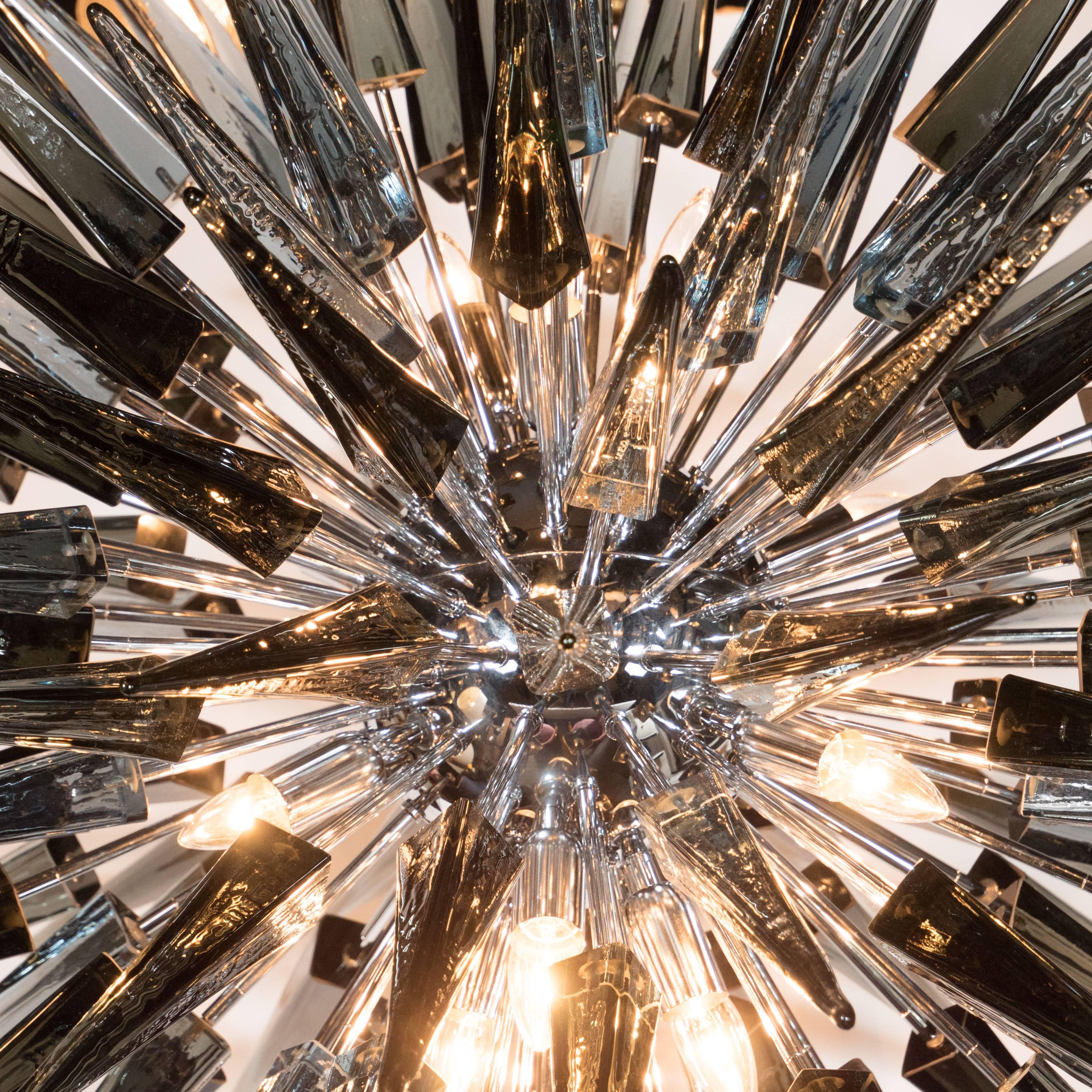 Italiano Lampadario modernista grigio fumé soffiato a mano in vetro di Murano con punte a stella in vendita