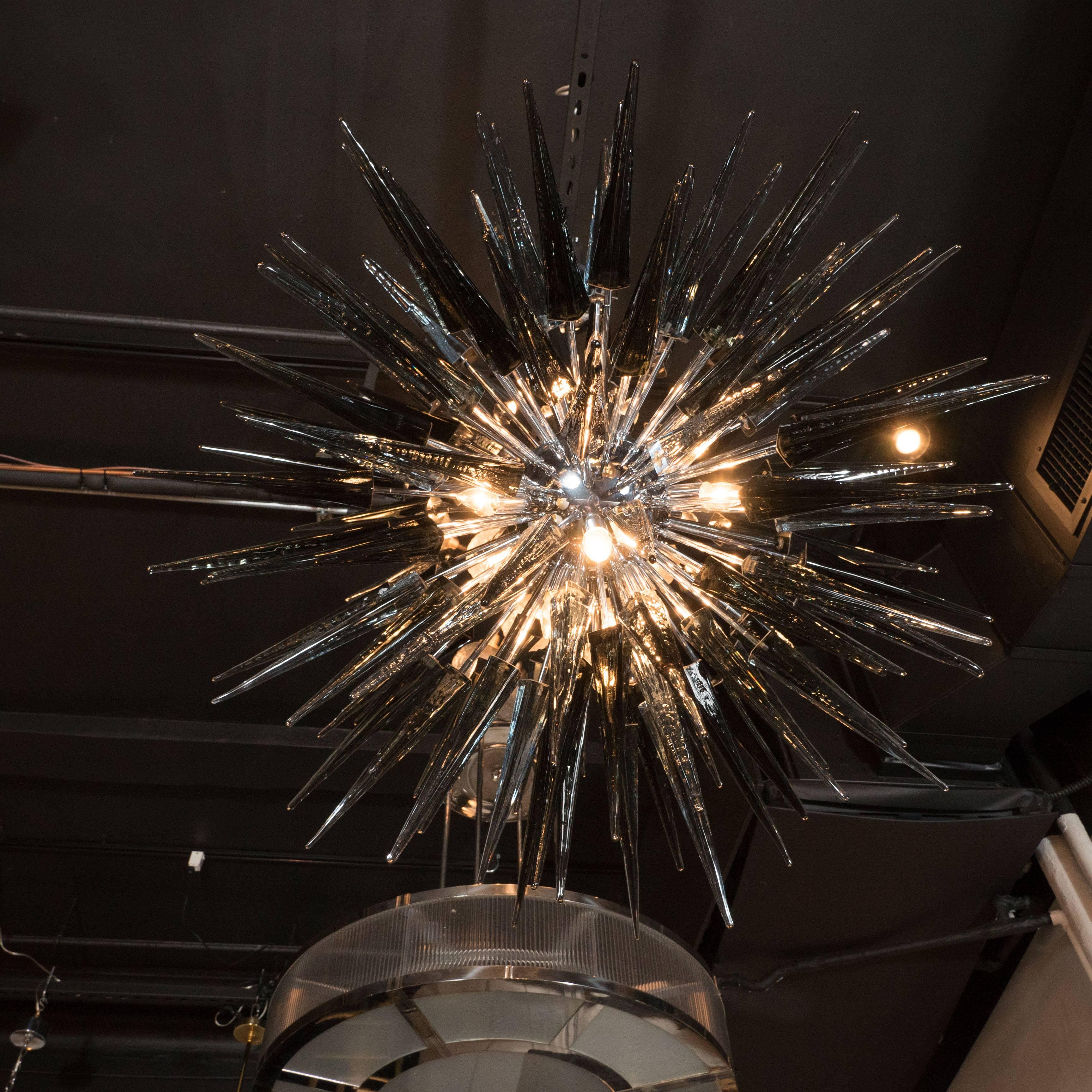Lampadario modernista grigio fumé soffiato a mano in vetro di Murano con punte a stella In condizioni ottime in vendita a New York, NY