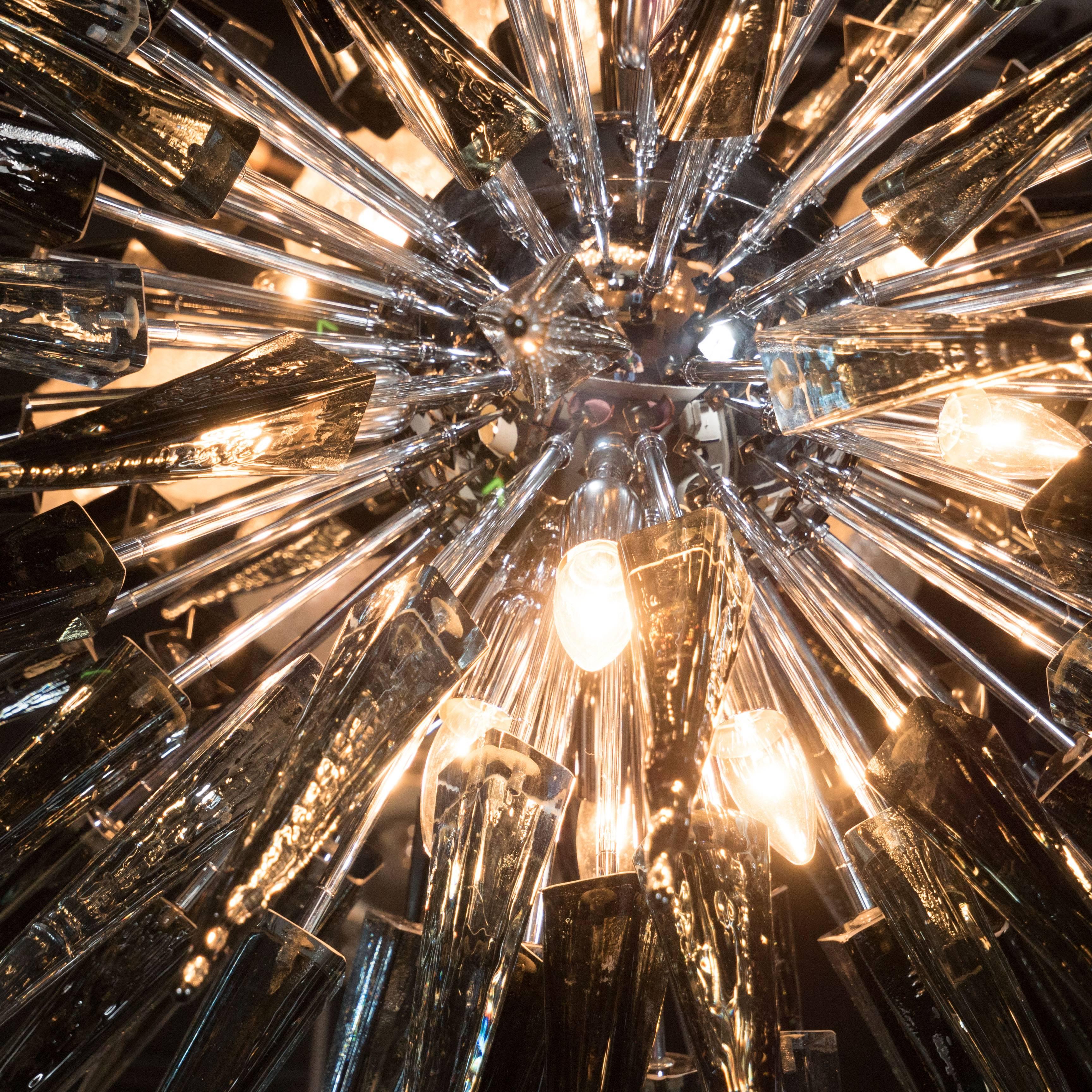 XXI secolo e contemporaneo Lampadario modernista grigio fumé soffiato a mano in vetro di Murano con punte a stella in vendita