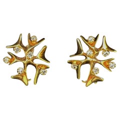 Boucles d'oreilles modernes en or jaune avec flocons de neige et diamants Circa 1950