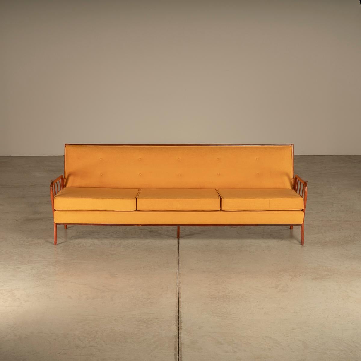 Tissu Canapé moderniste brésilien du milieu du siècle en bois dur de Rino Levi en vente