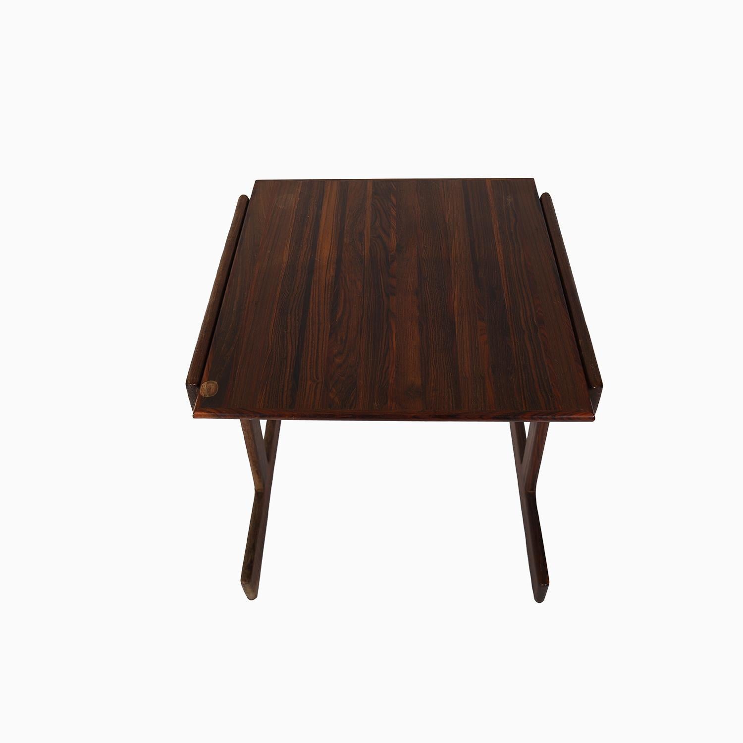 Una pieza modernista diseñada en México por Don S Schumacher.   Madera exótica de cocobolo que podría confundirse fácilmente con el palisandro.  Acabado lacado.  El esquinero perfecto para un sofá... 

