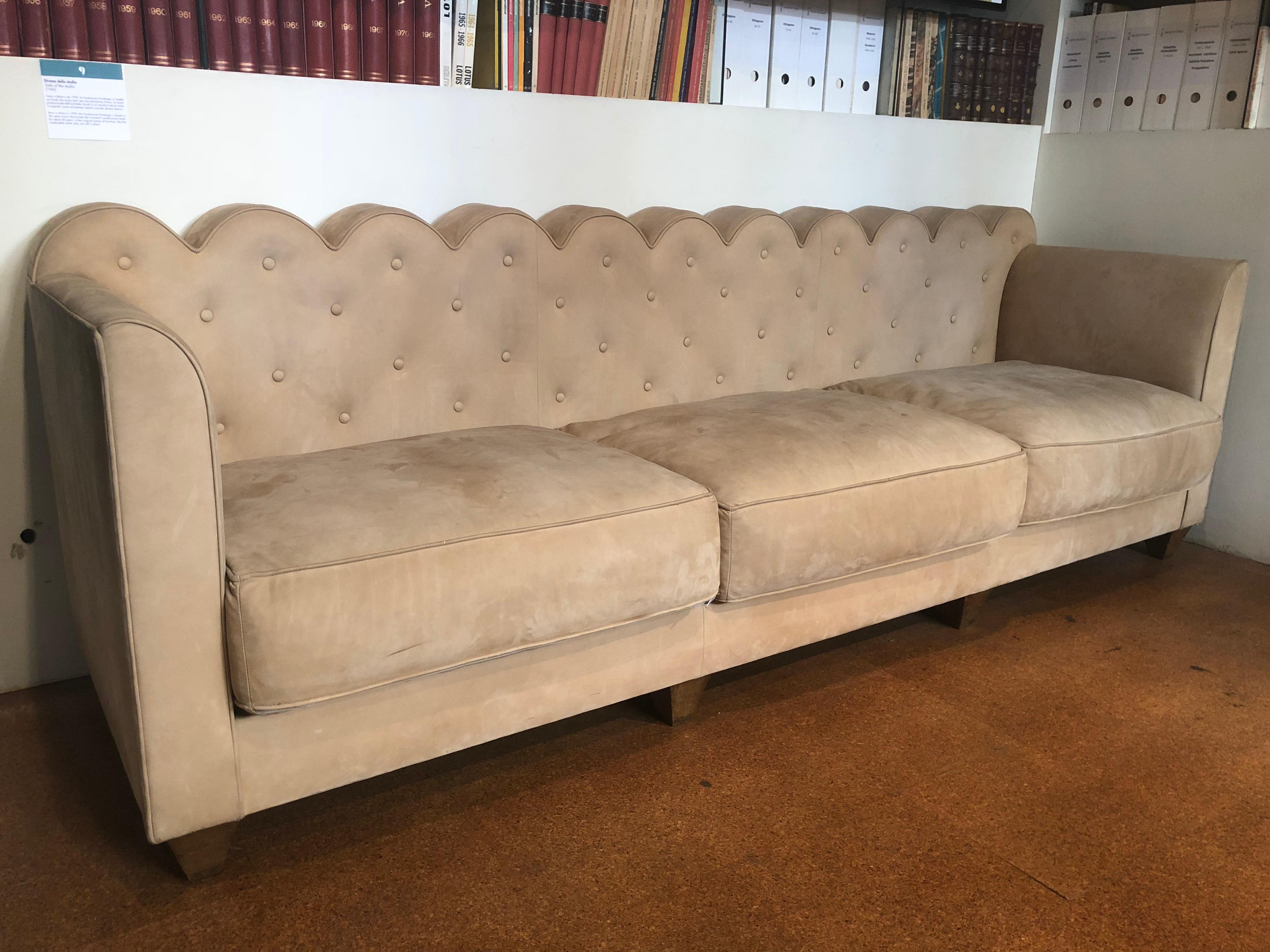 Modernist Sofa Upholstered in Grosgrain Cloth with Beech Frame  In New Condition For Sale In Milan, Lombardy