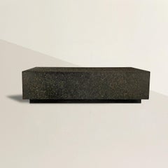 Tavolo o panca modernista in granito massiccio
