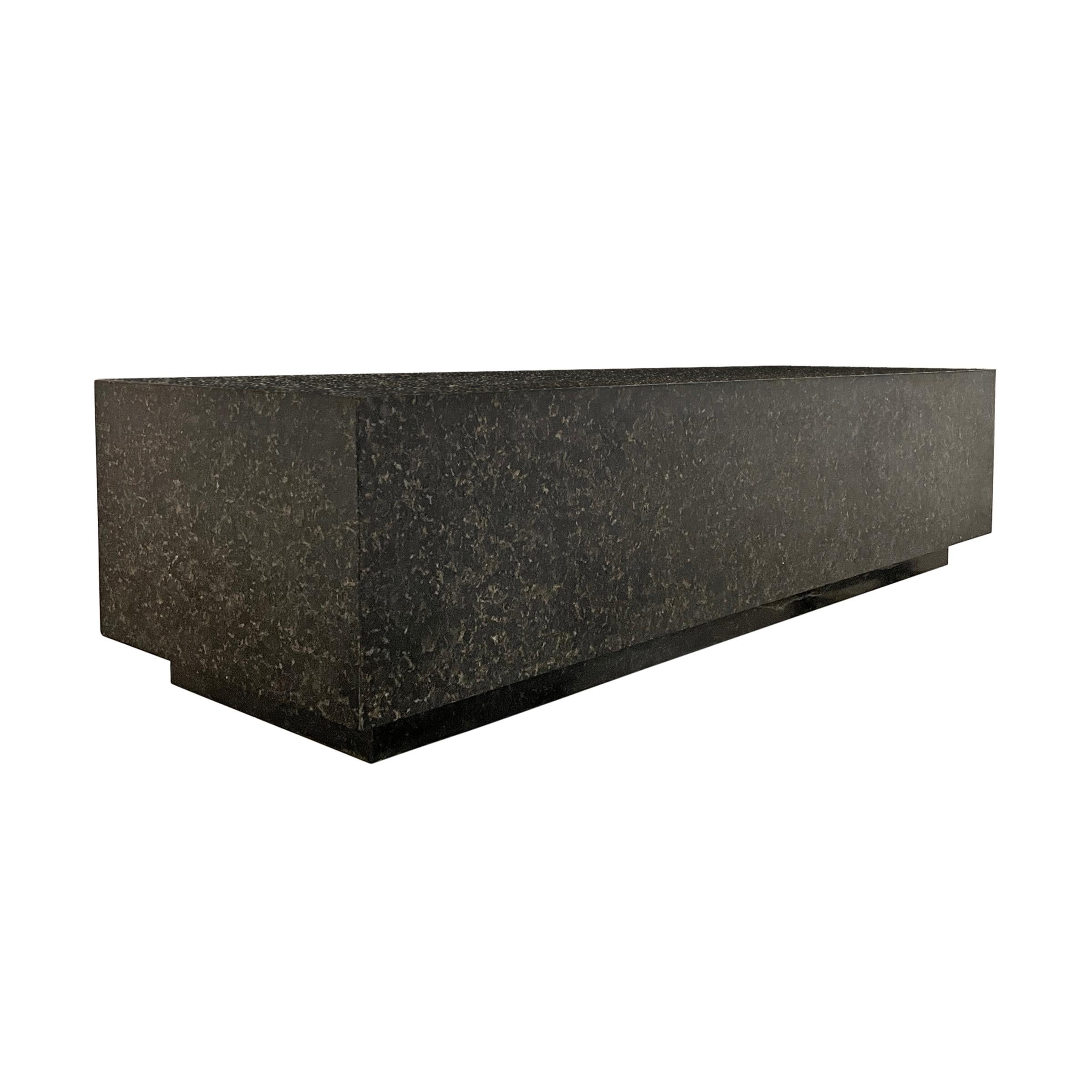 Table ou banc moderniste en granit massif Bon état - En vente à Chicago, IL