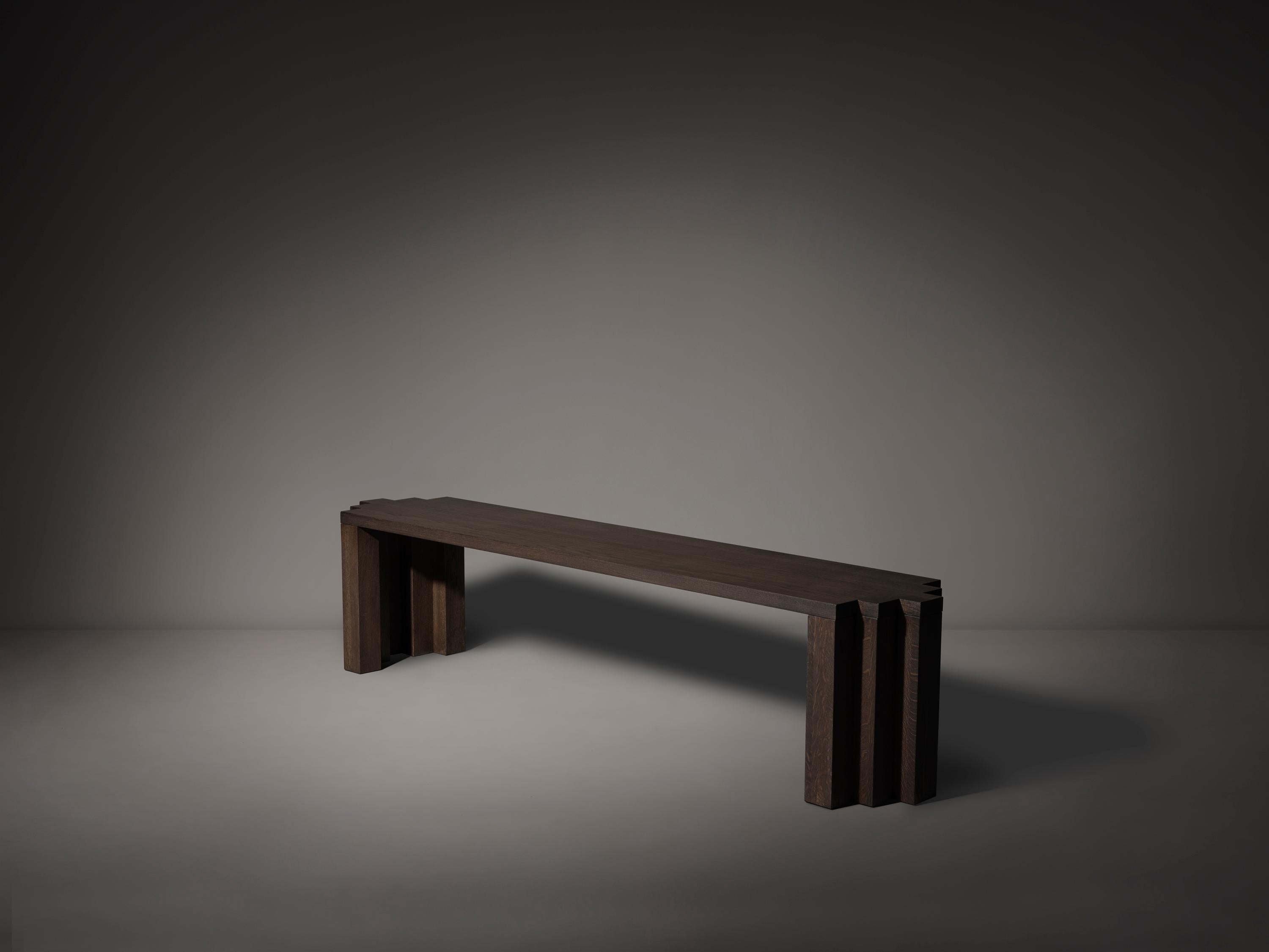 Le banc Cadence s'inspire du Brutalisme et de l'architecture de l'école d'Amsterdam et est fabriqué en bois dur massif. Le banc est conçu pour être assorti à la table de salle à manger Cadence, mais il est également disponible en tant que produit