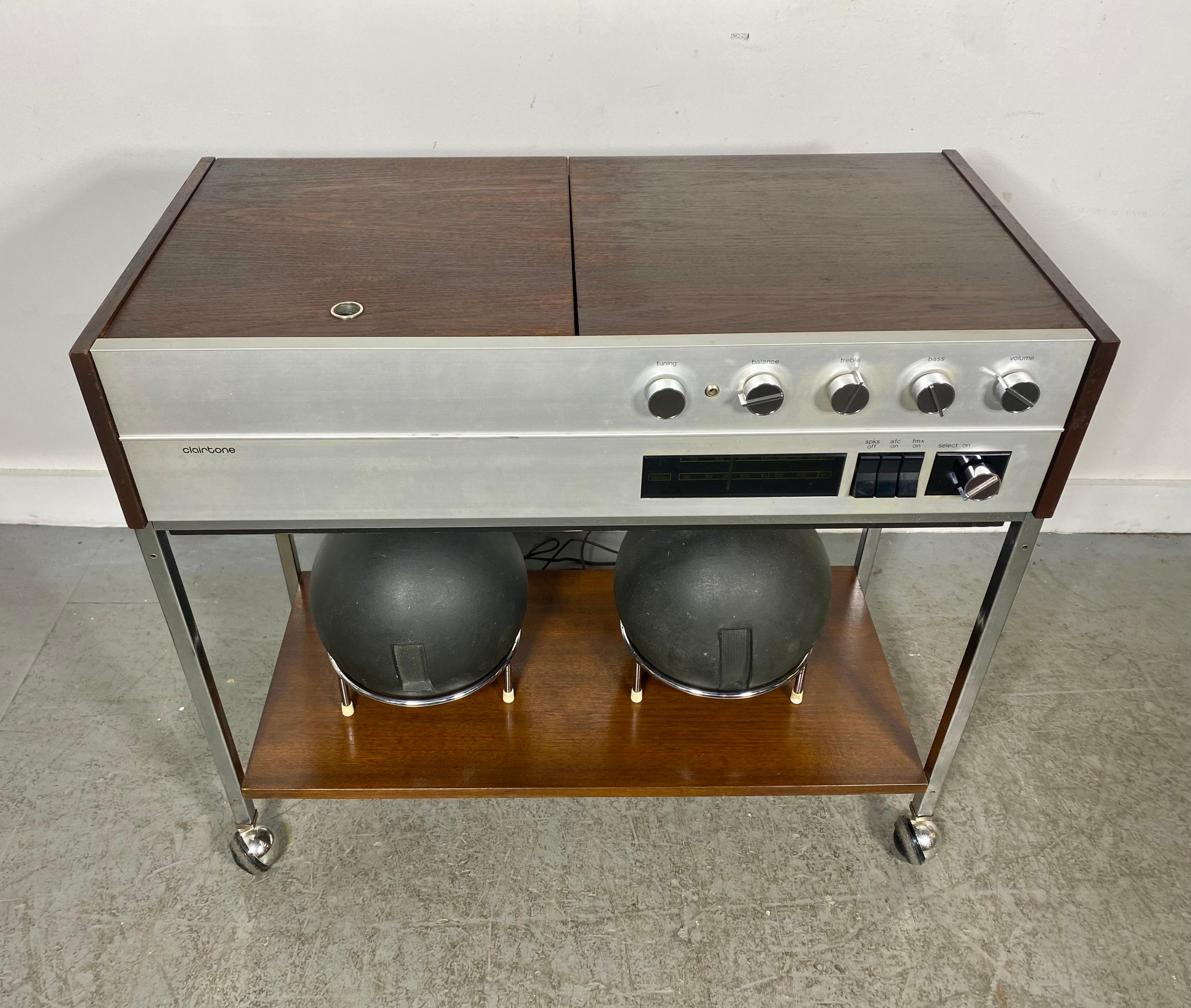 Modernist Space Age Clairtone G3 T13 Stereo System with Globe Speakers In Good Condition For Sale In Buffalo, NY