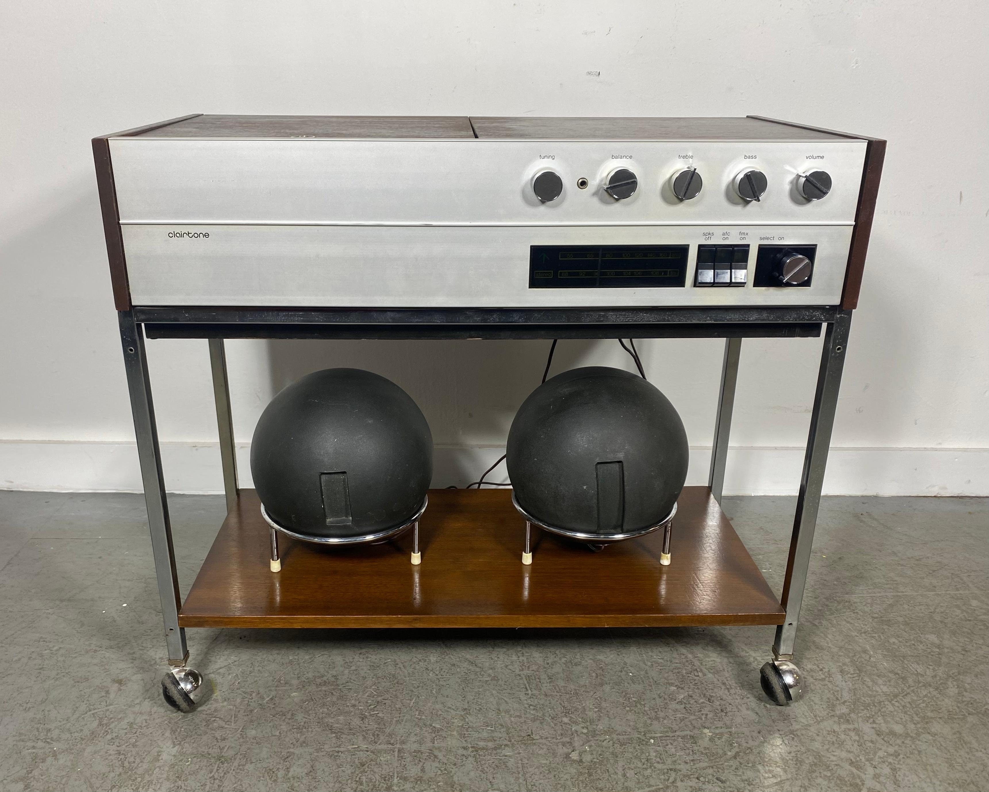 Mid-20th Century Modernist Space Age Clairtone G3 T13 Stereo System with Globe Speakers For Sale