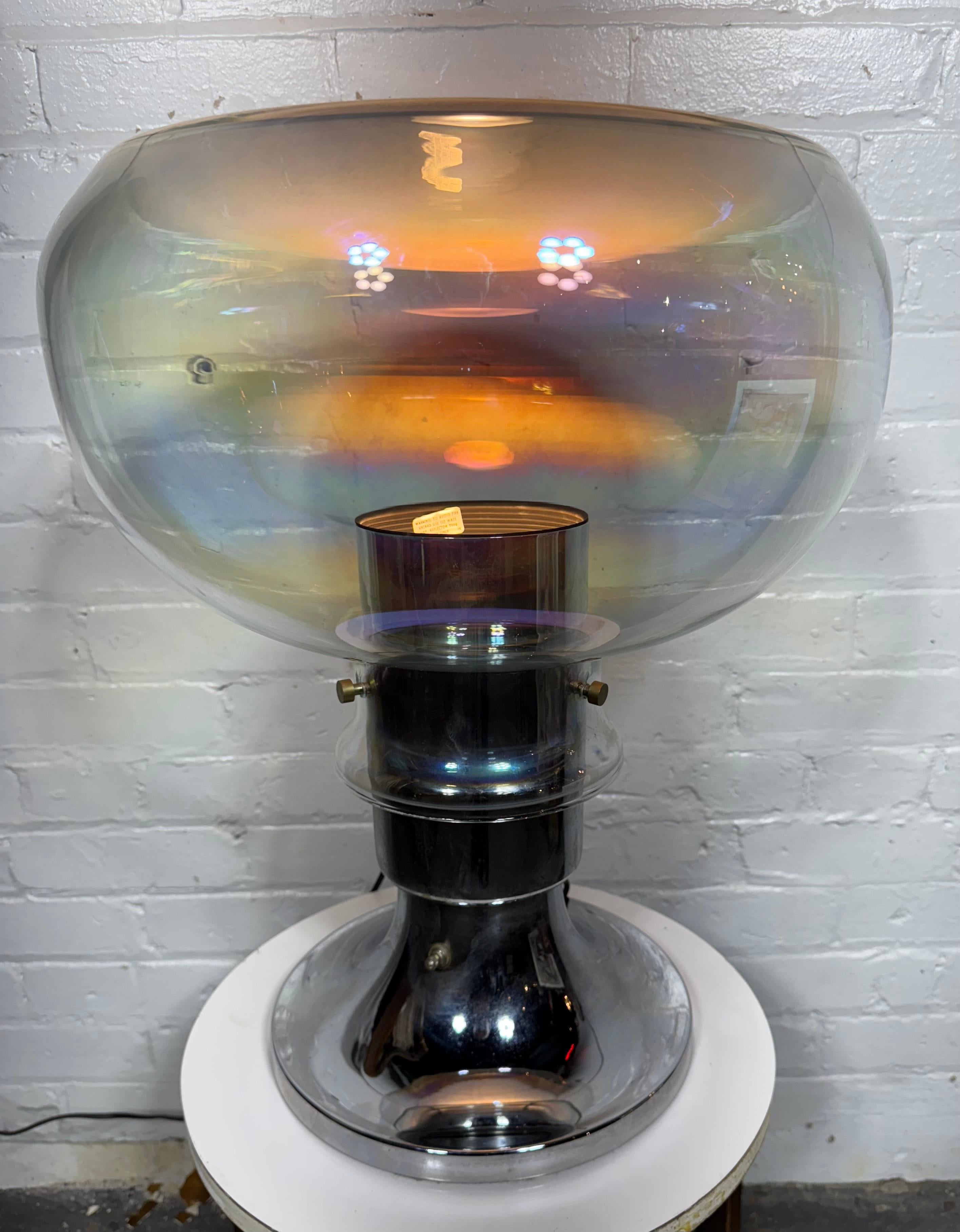 Stupenda lampada modernista / Space Age in vetro soffiato di Murano e cromo, attribuita a Toni Zuccheri. Iridescente quando è acceso. Eccellenti condizioni originali. Valorizzerebbe qualsiasi interno modernista, contemporaneo e di metà secolo. 