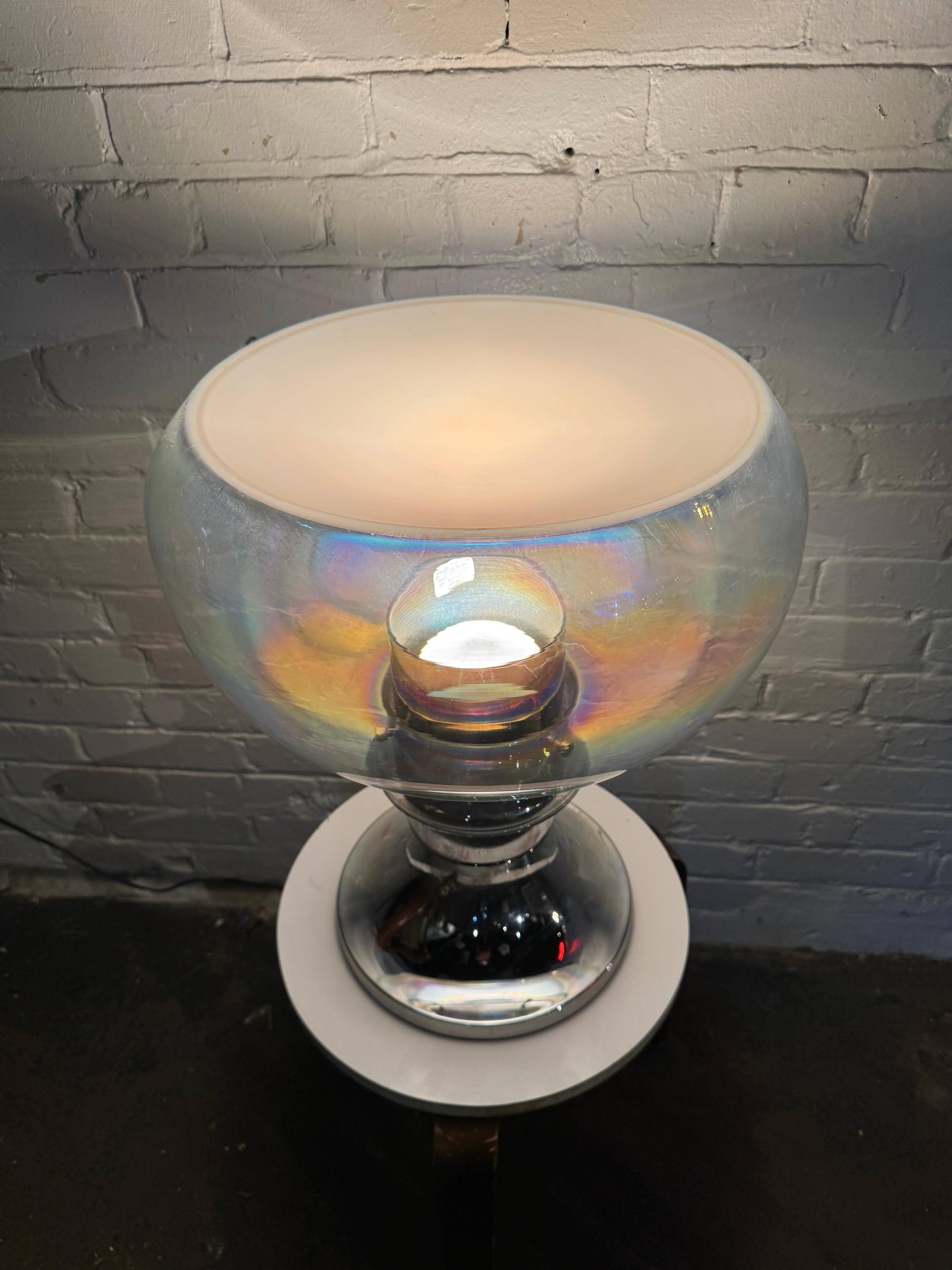 Metà XX secolo Lampada modernista Space AGE in vetro soffiato di Murano e cromo. Toni Zuccheri in vendita