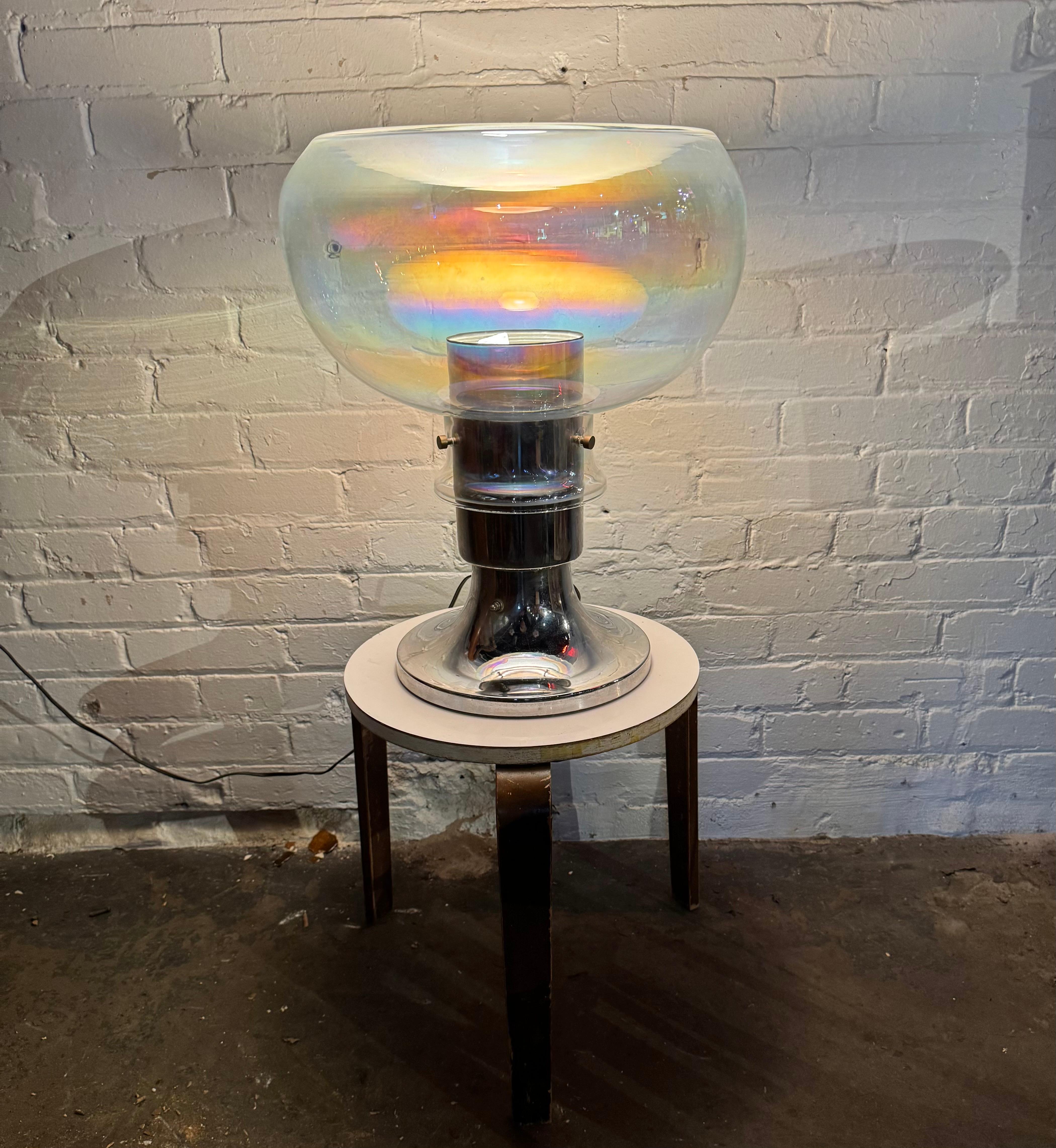 Vetro artistico Lampada modernista Space AGE in vetro soffiato di Murano e cromo. Toni Zuccheri in vendita