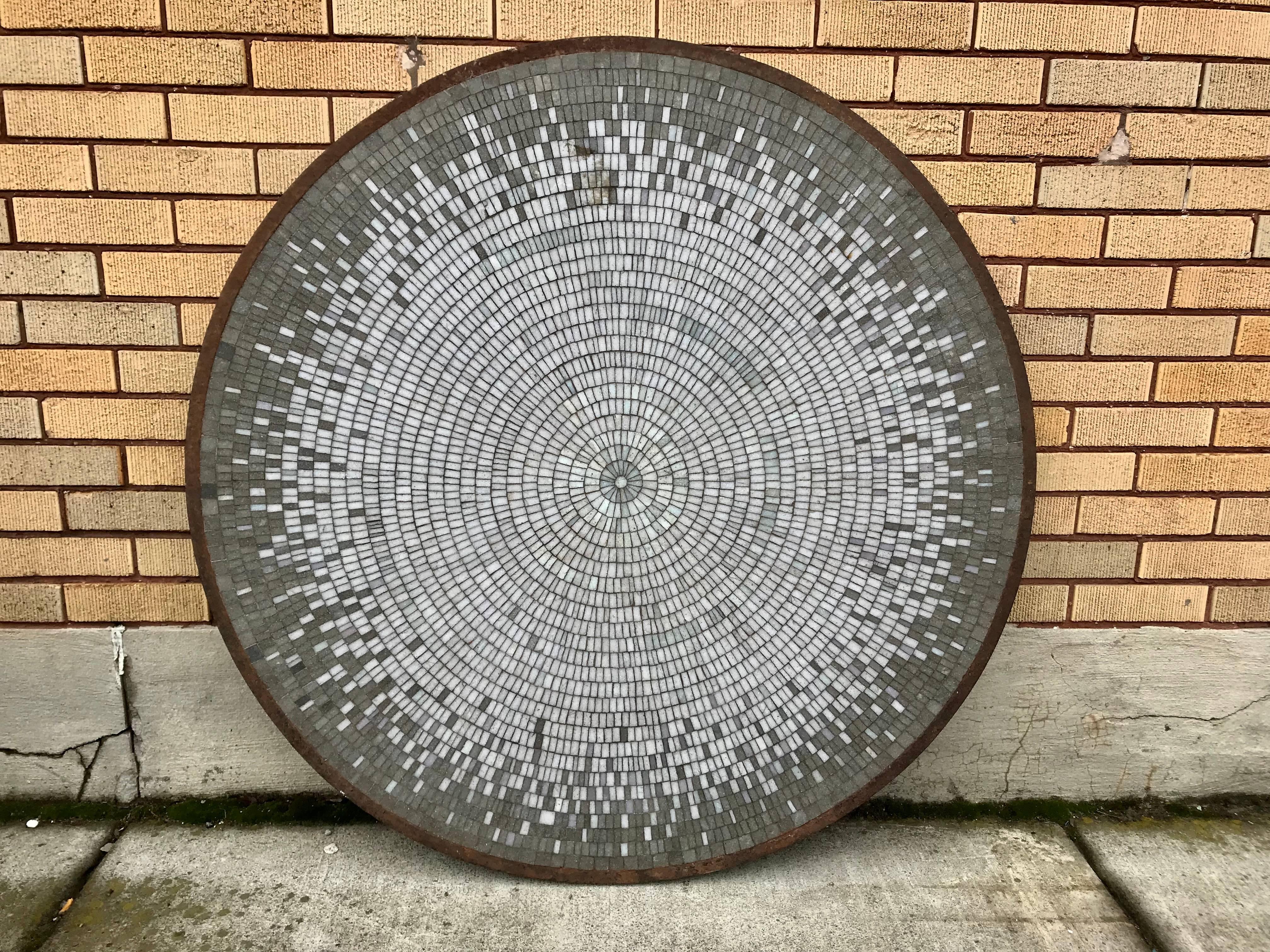 Américain Table de salle à manger moderniste Spalti en mosaïque de verre avec plateau en carreaux en vente