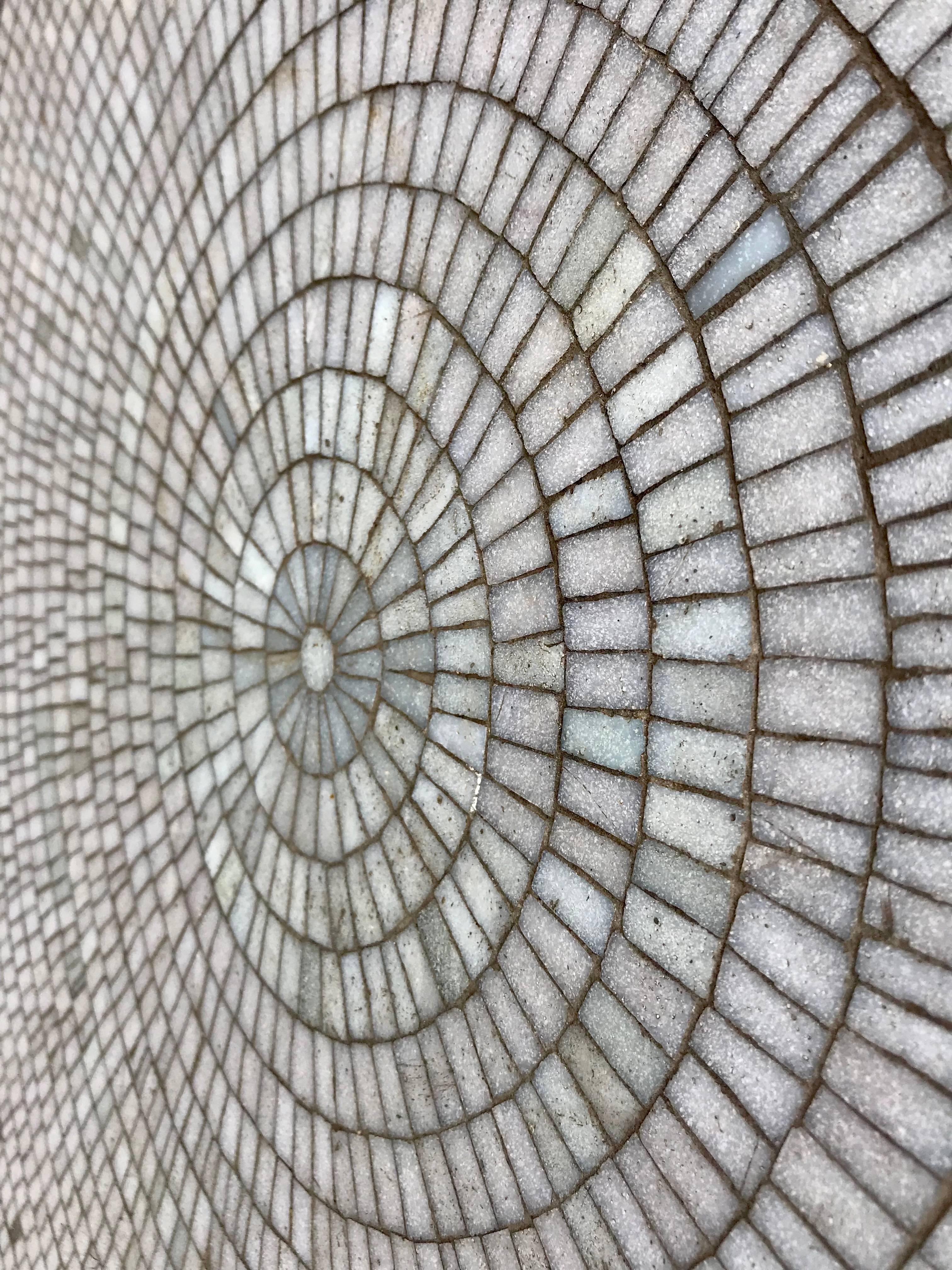 Table de salle à manger moderniste Spalti en mosaïque de verre avec plateau en carreaux Bon état - En vente à Buffalo, NY
