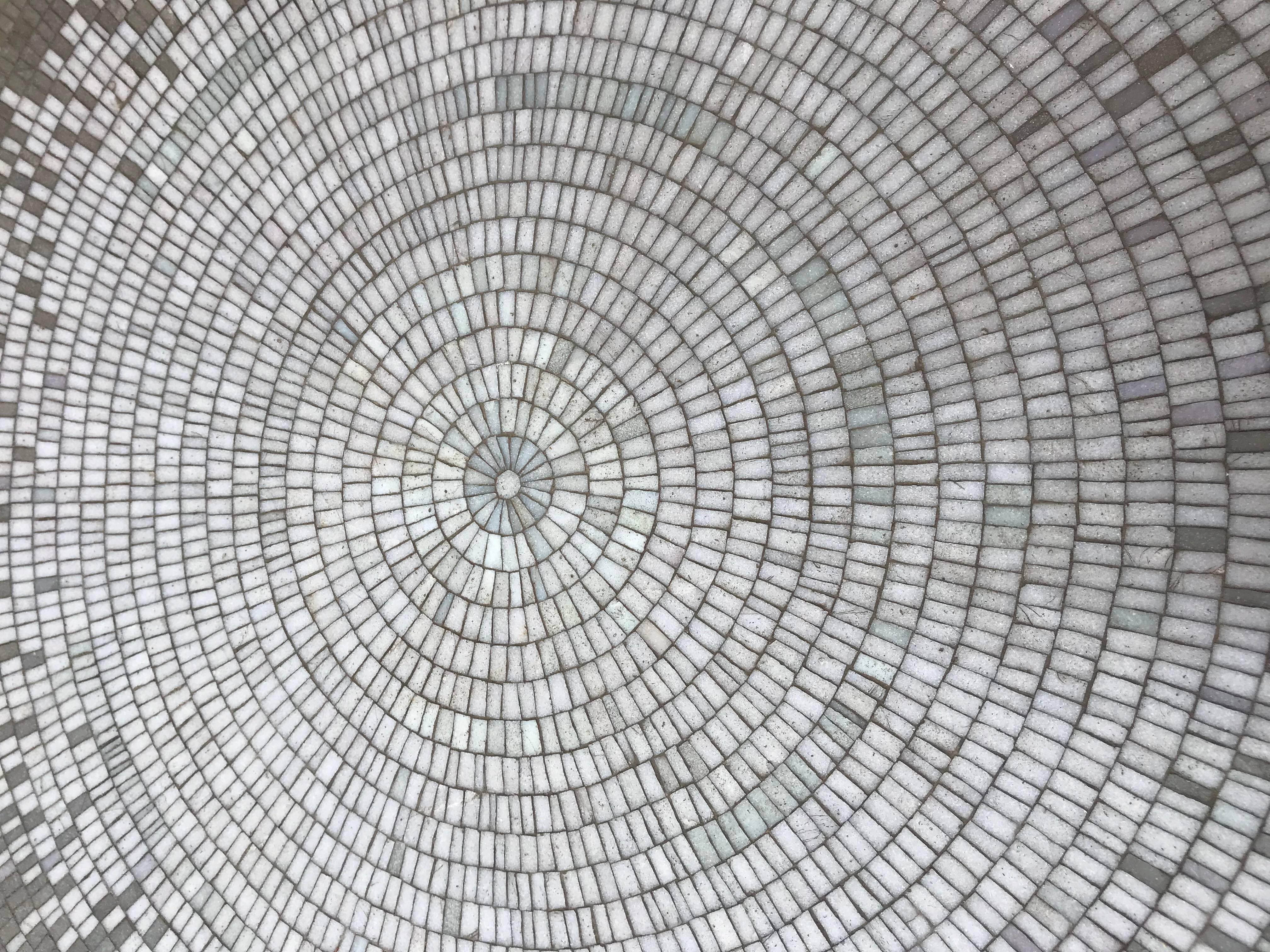 Table de salle à manger moderniste Spalti en mosaïque de verre avec plateau en carreaux en vente 1