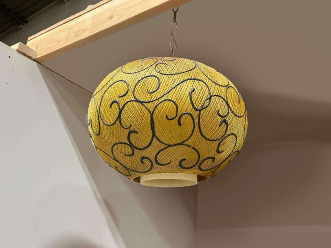 Modernist Spanish Rattan Circle Hanging Pendant Light In Good Condition For Sale In New York, NY