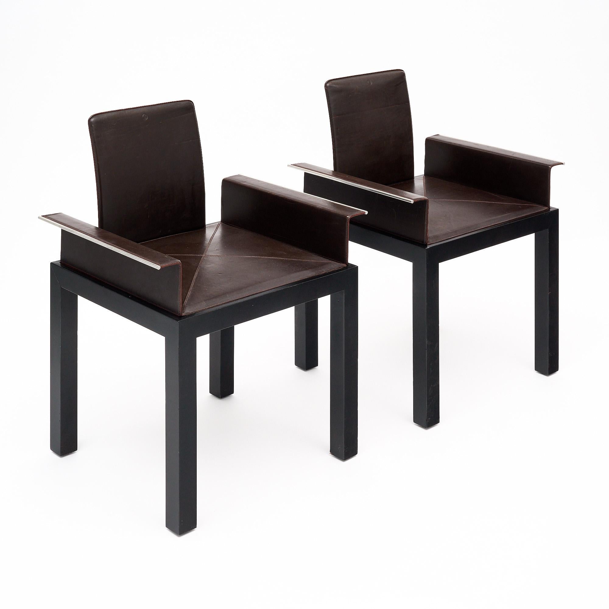 Paire de chaises d'appoint de style moderniste par Tressera (Espagne). Ces chaises ont des bases et des structures en acier laqué avec un revêtement original en cuir brun et des accoudoirs stylisés. Ils sont très solides et en bon état vintage avec