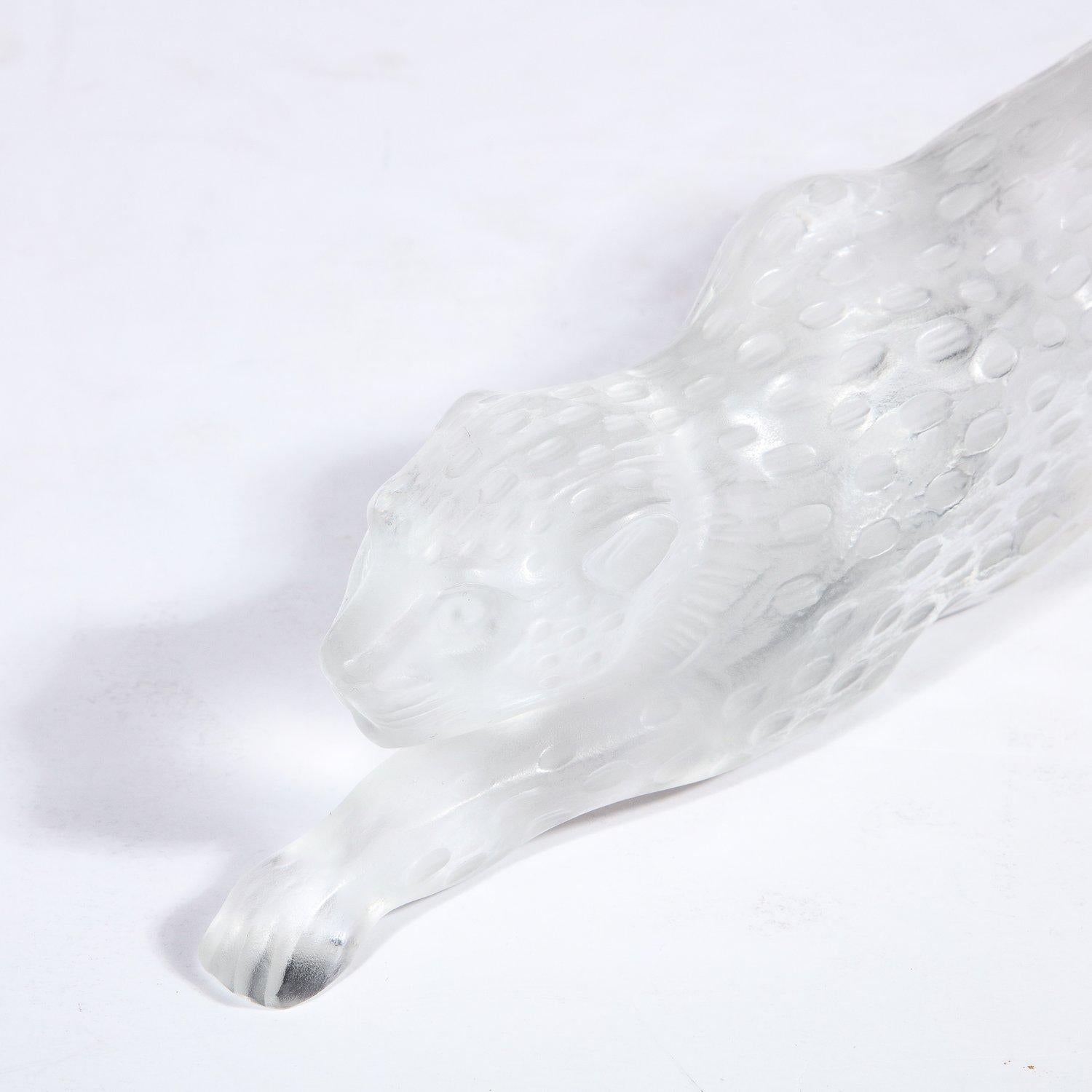Leopardo Acechador Modernista en Cristal Esmerilado Firmado por Lalique Moderno en venta