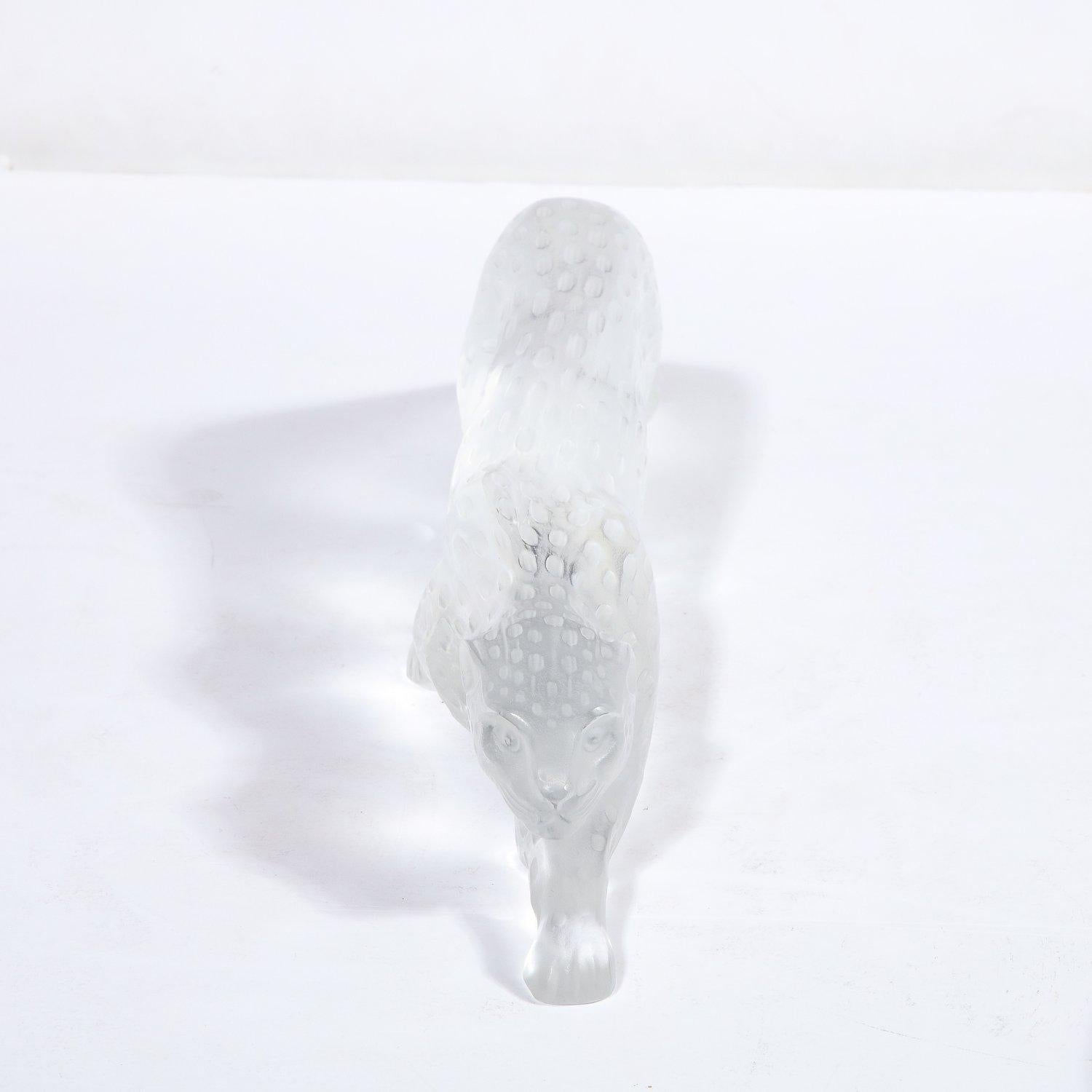 Leopardo Acechador Modernista en Cristal Esmerilado Firmado por Lalique finales del siglo XX en venta