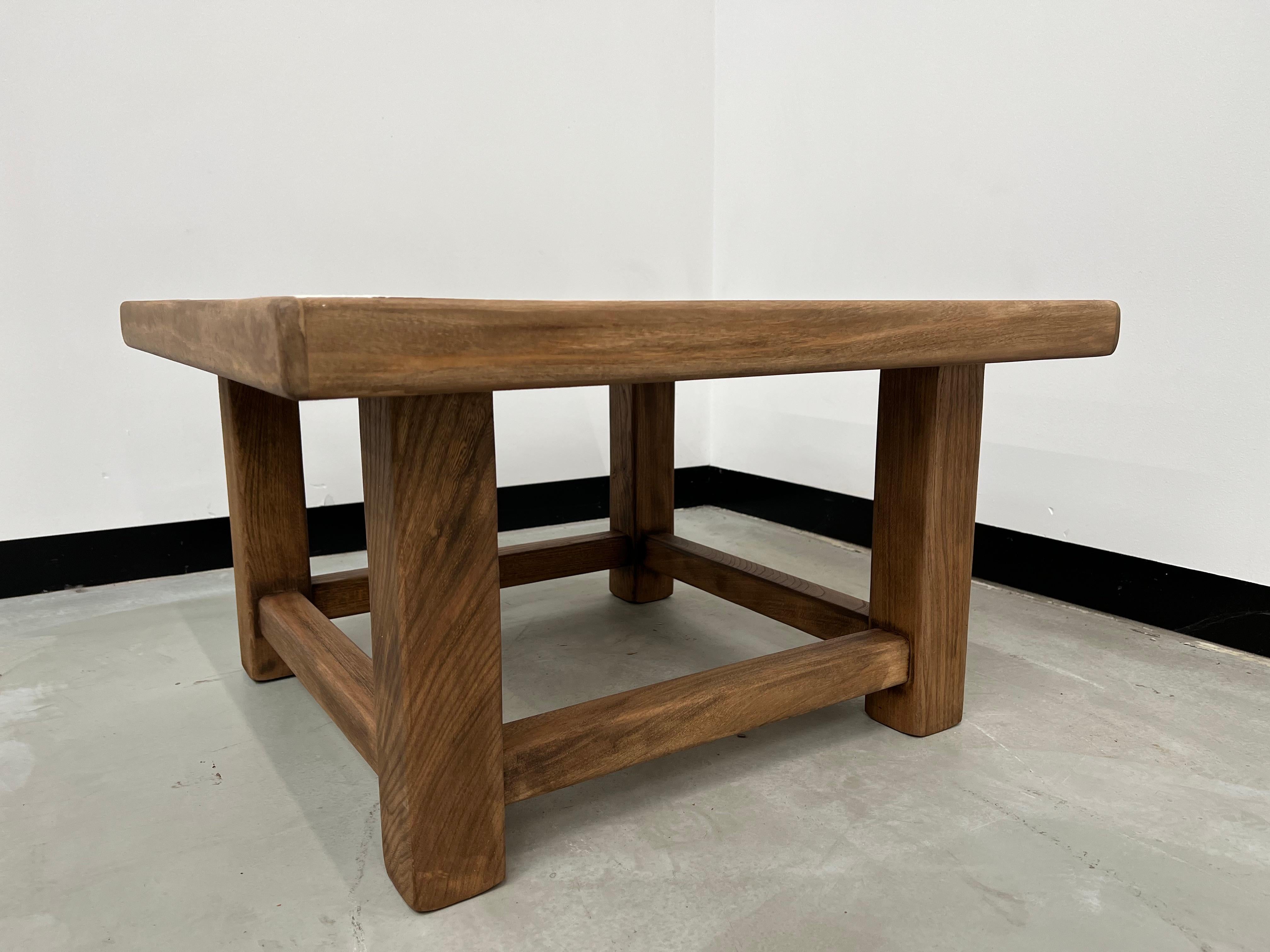 Modernist square coffee table in oak, 1970s In Good Condition For Sale In LYON, FR
