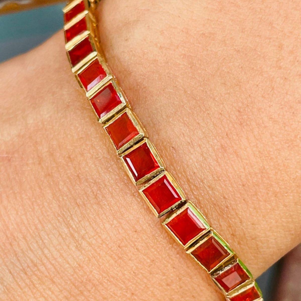 Modernista Pulsera de Tenis de Ópalo Naranja Tallado Cuadrado para Ella en Oro Amarillo de 18k en venta 1